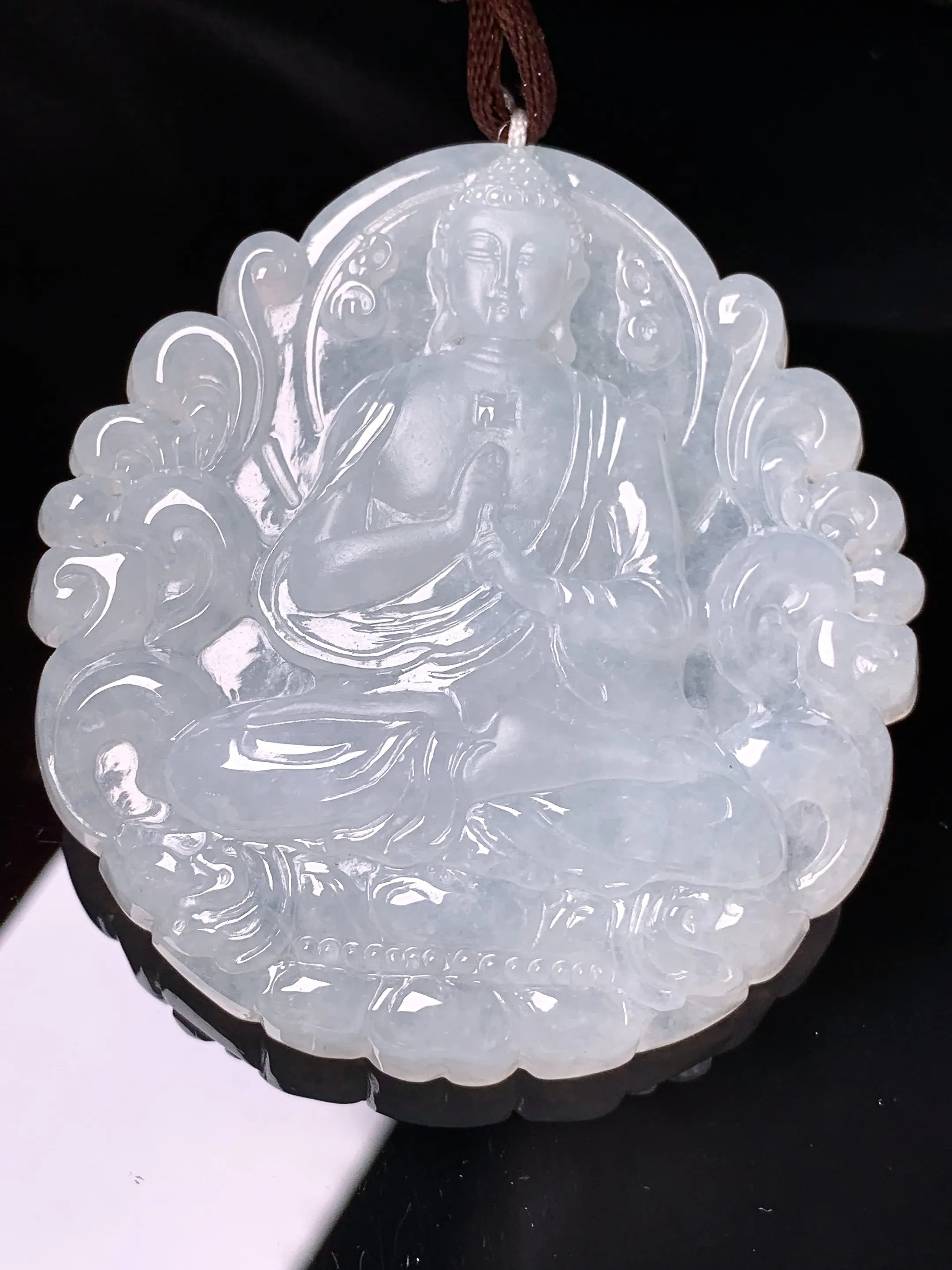 冰种大日如来佛祖吊坠 玉质细腻 色泽艳丽清新 整体尺寸57.6*53.5*8.2