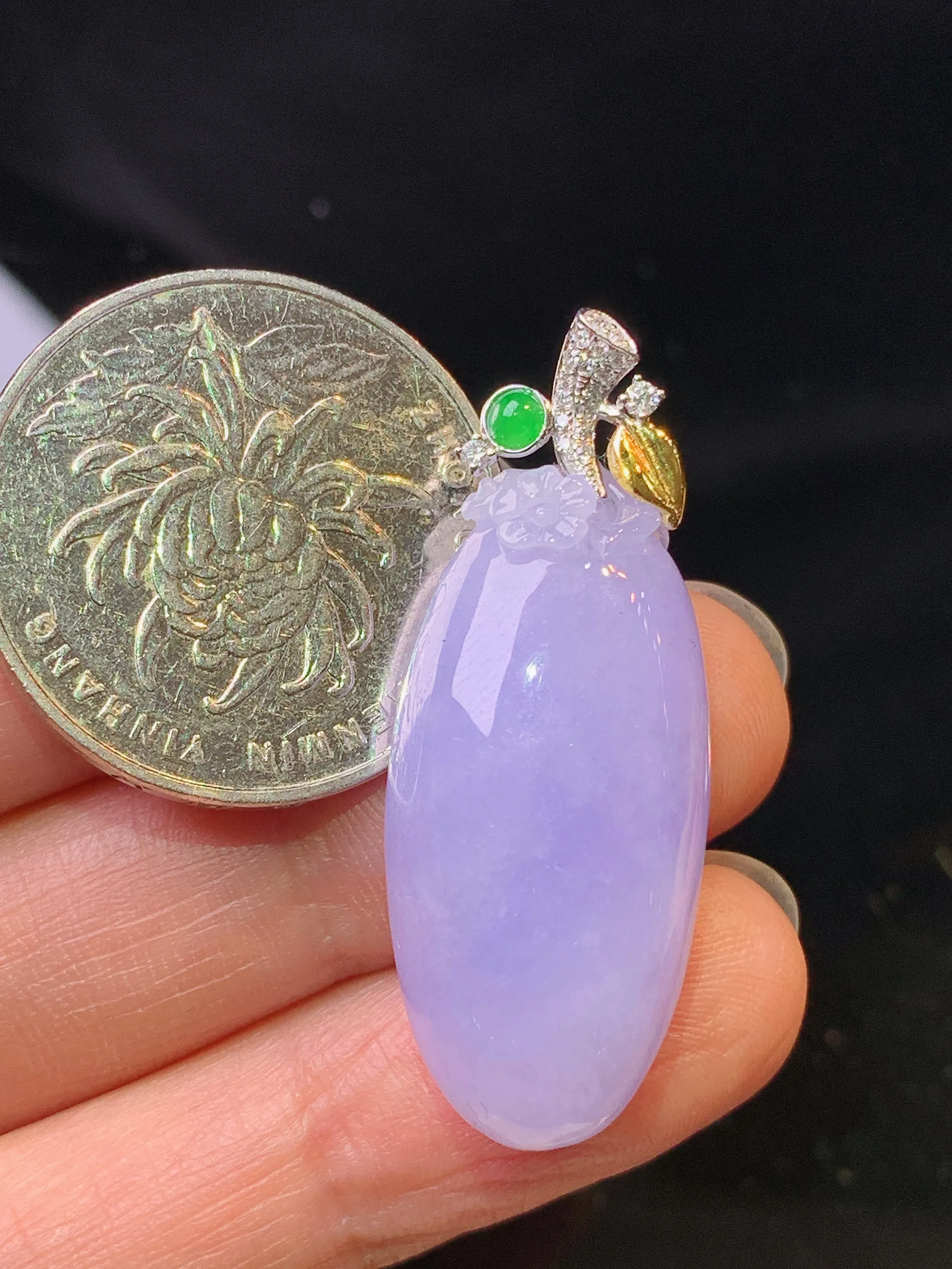 18k金钻镶嵌紫罗兰福瓜吊坠 玉质细腻 色泽艳丽清新 整体尺寸36.8*14.5*8