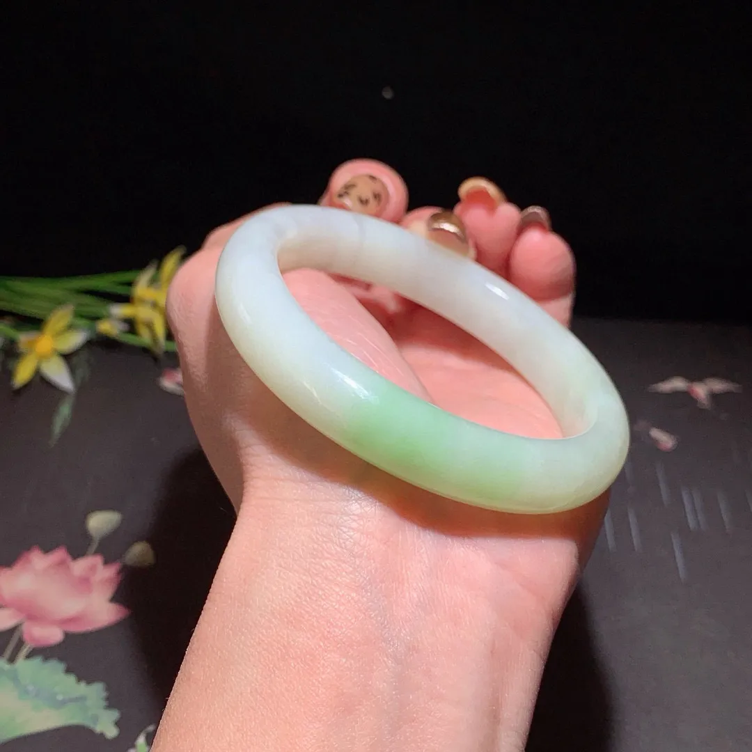 和田玉57.5圈口翠青手镯，玉质细腻油润 底色纯净 无裂无黑 脂粉好，品质高