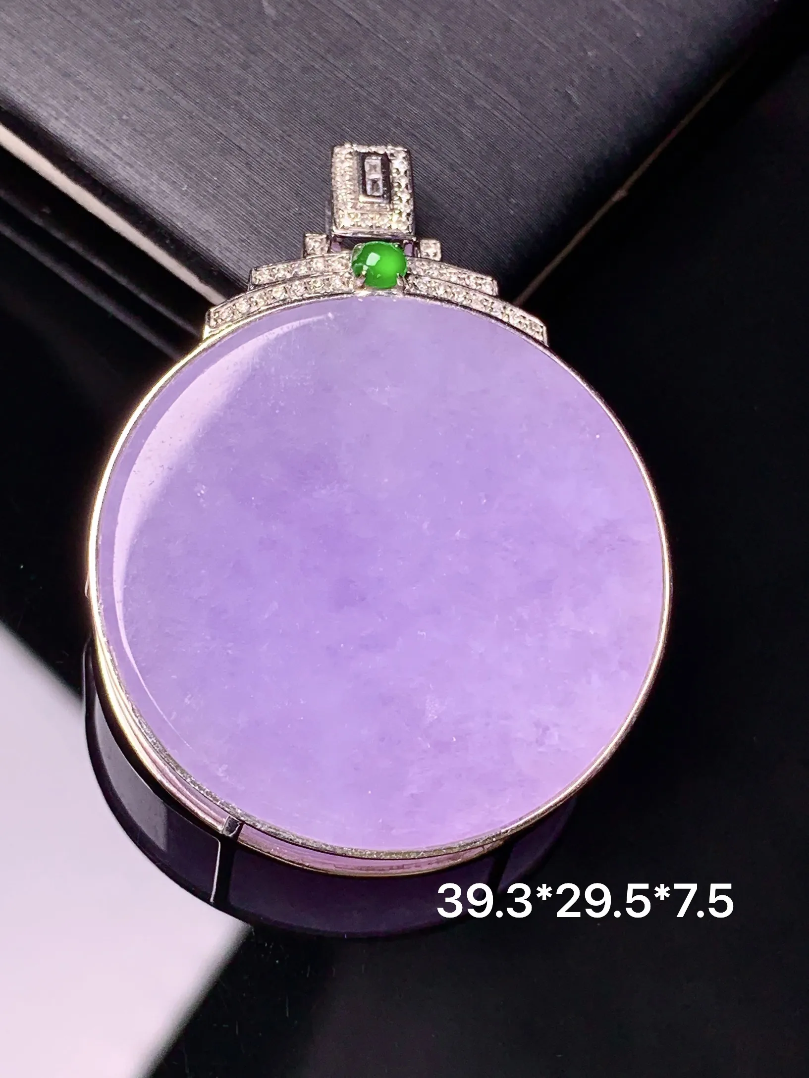 18k金钻镶嵌紫罗兰圆牌吊坠 玉质细腻 色泽艳丽清新 整体尺寸39.3*29.5*7.5