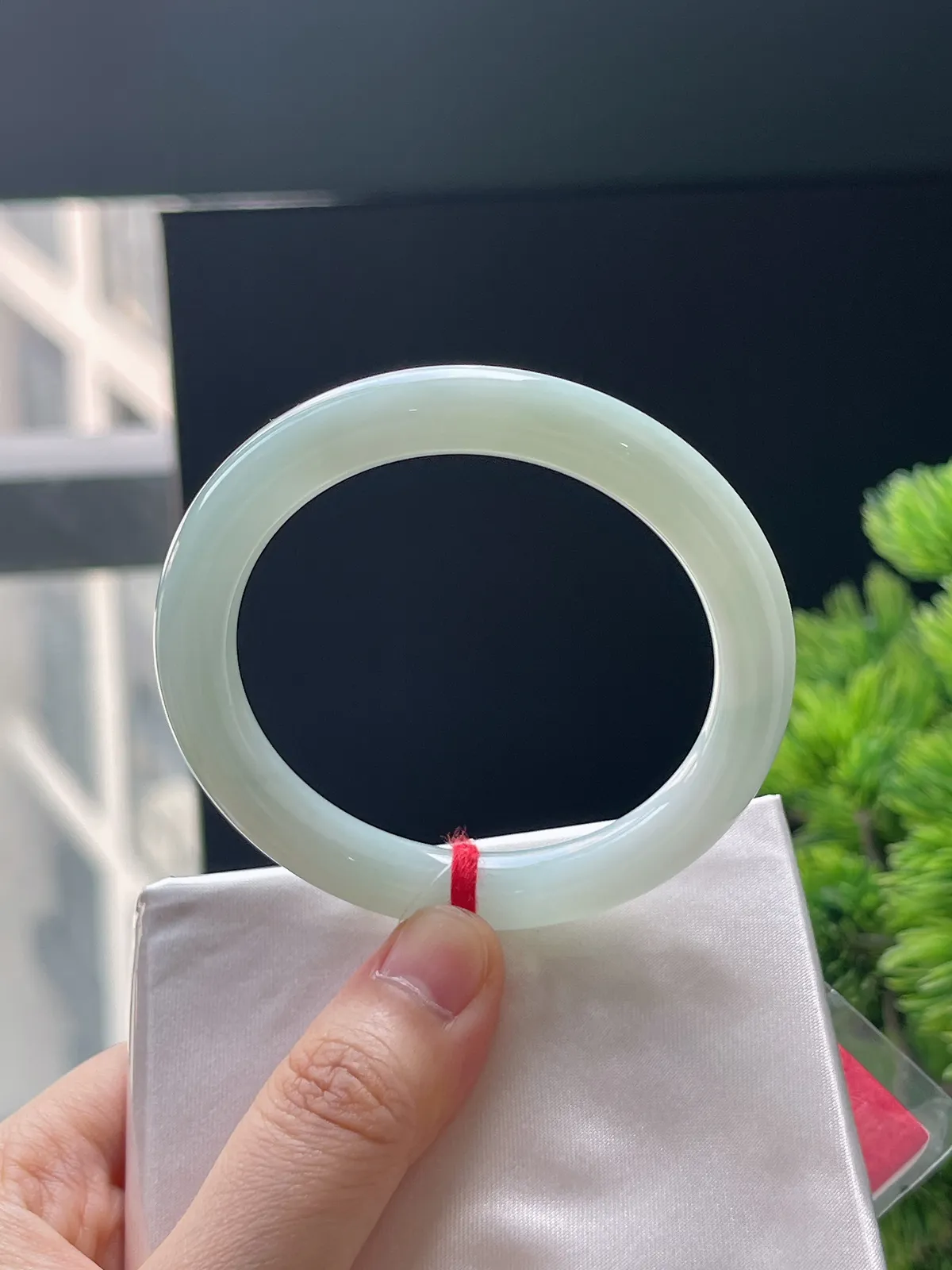 圆镯50圈口，翡翠糯化种淡绿色手镯