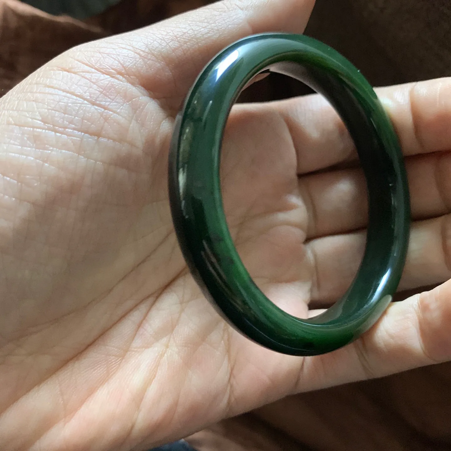 和田玉碧玉54.8圈口菠菜绿手镯【挽间柔情】，镯型古朴典雅。在诗情画意的雨巷相遇，你是我腕间的一抹风情，有你眸有深情.清风荡漾湖间静水，我愿俯身低眉，在烟波涟漪处寻