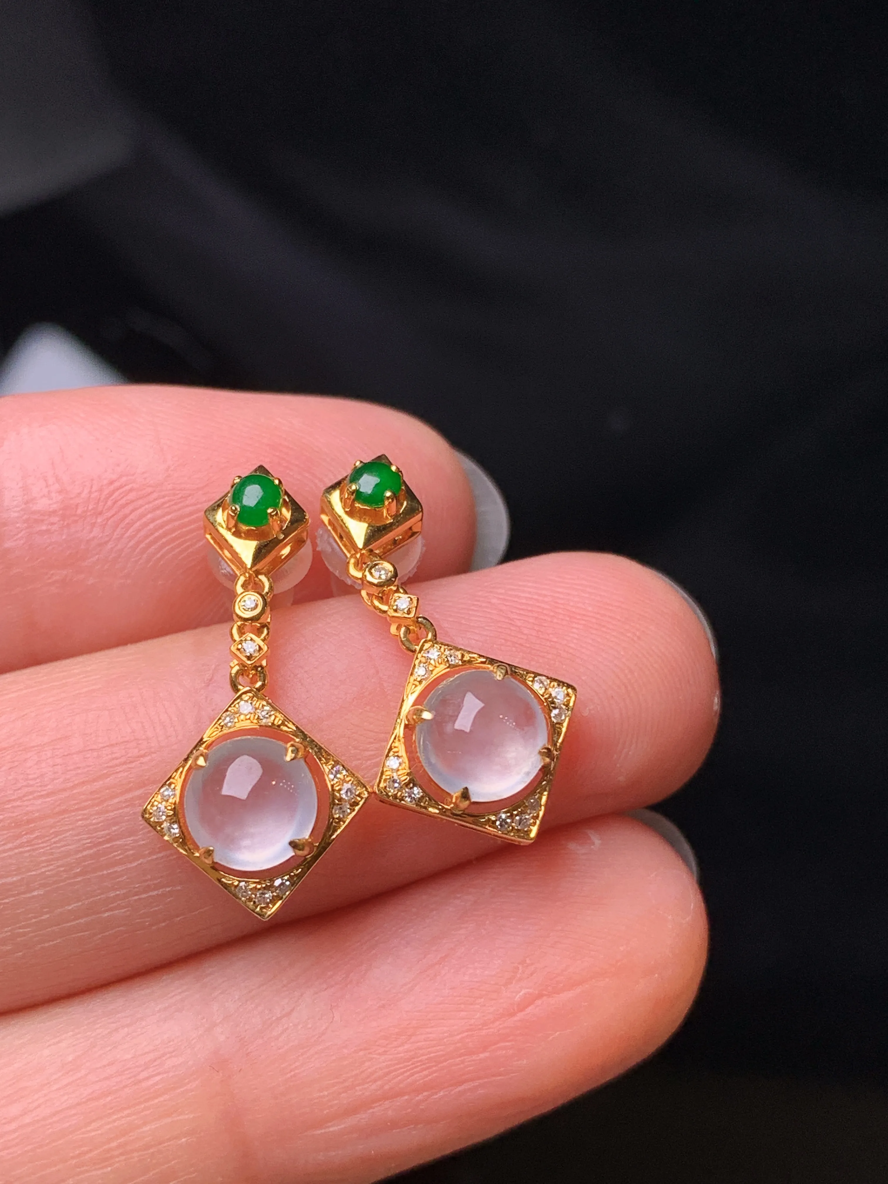 18k金钻镶嵌冰种蛋面耳坠 玉质细腻 色泽艳丽清新 整体尺寸21.5*10*5.6