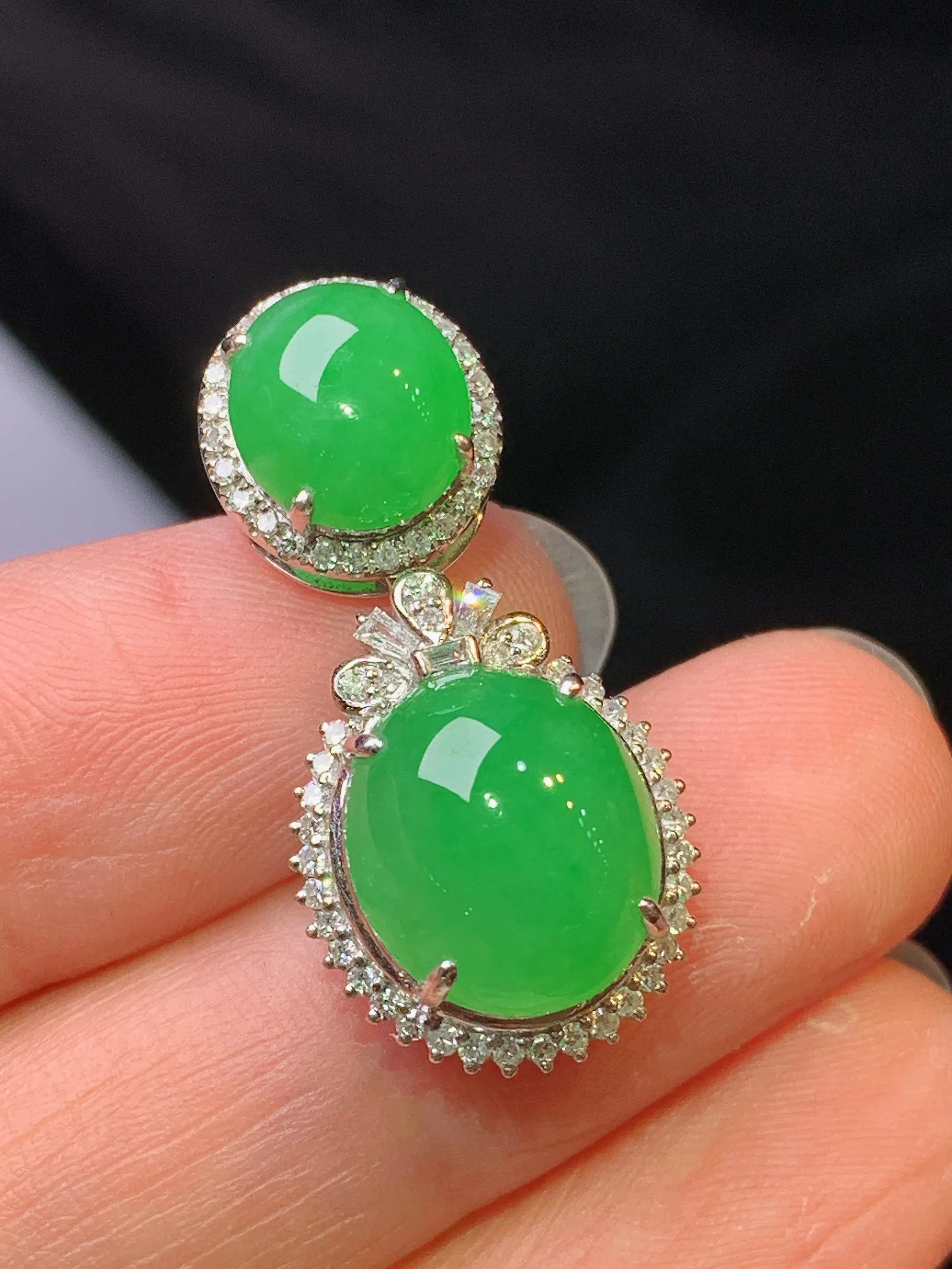 18k金钻镶嵌满绿蛋面组合吊坠 玉质细腻 色泽艳丽清新 整体尺寸28.5*13.8*9.2