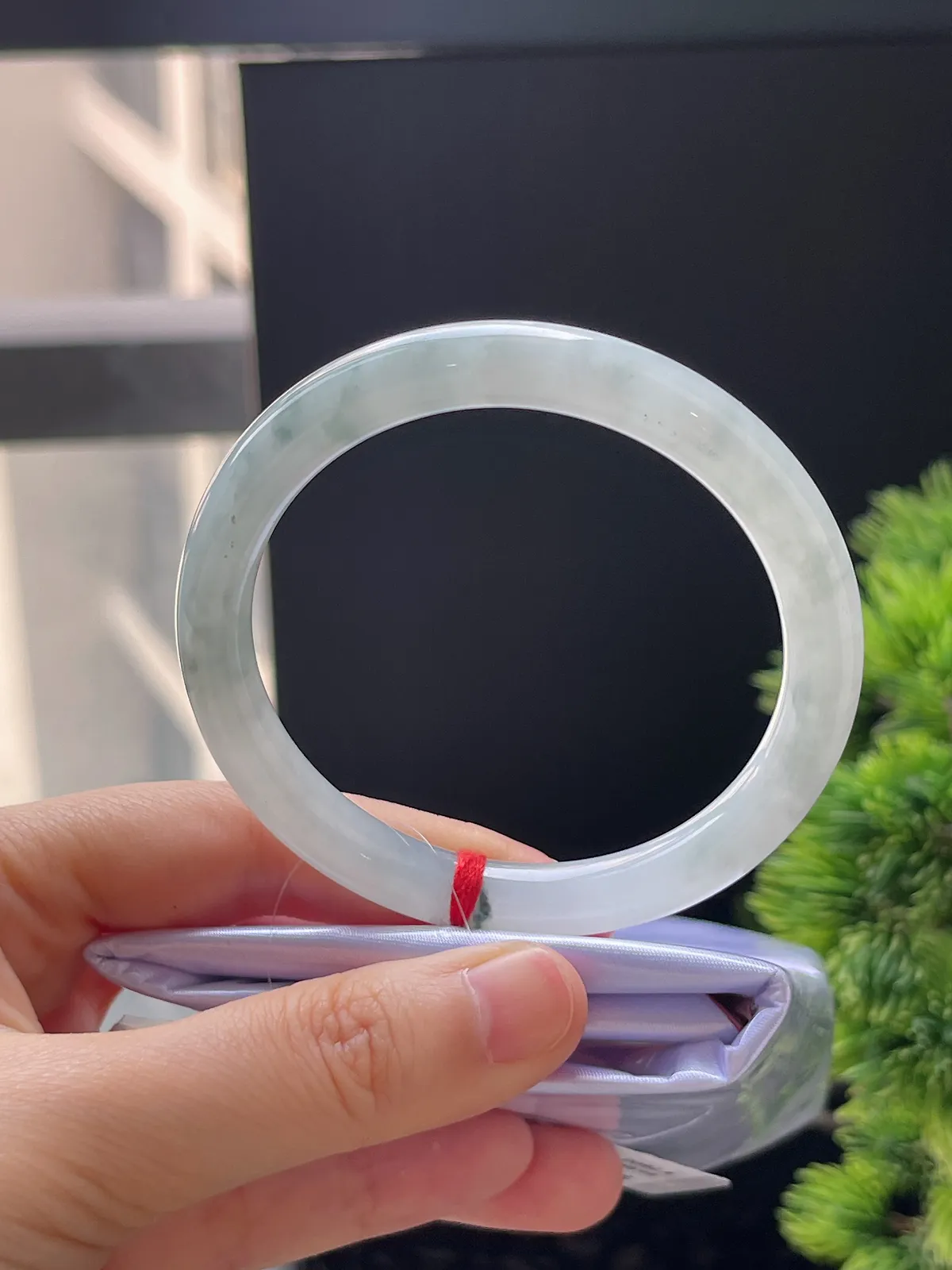 圆镯54.6圈口，翡翠飘蓝花手镯