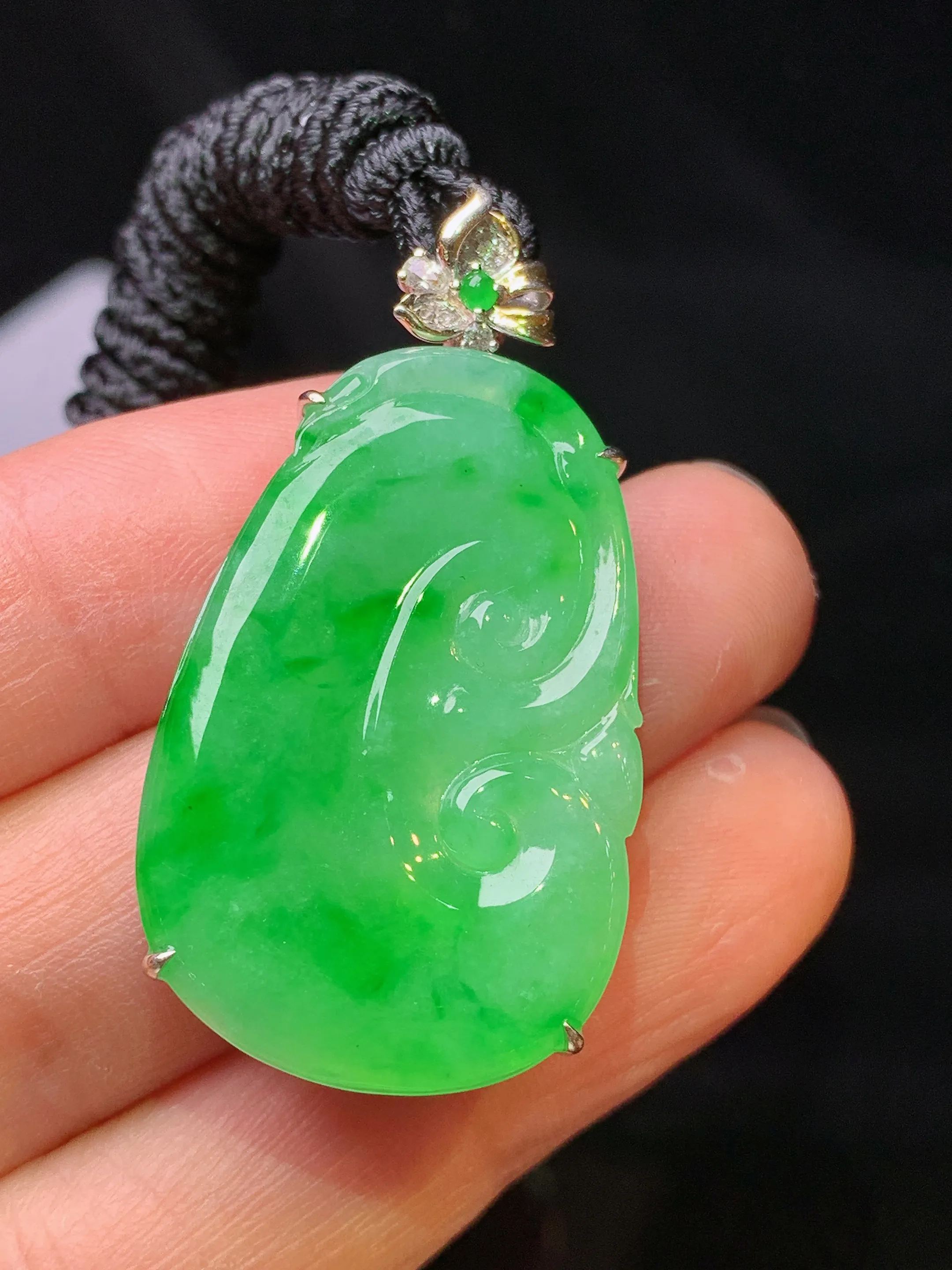 18k金钻镶嵌翠绿如意吊坠 玉质细腻 色泽艳丽清新 整体尺寸40.8*21.2*6.2