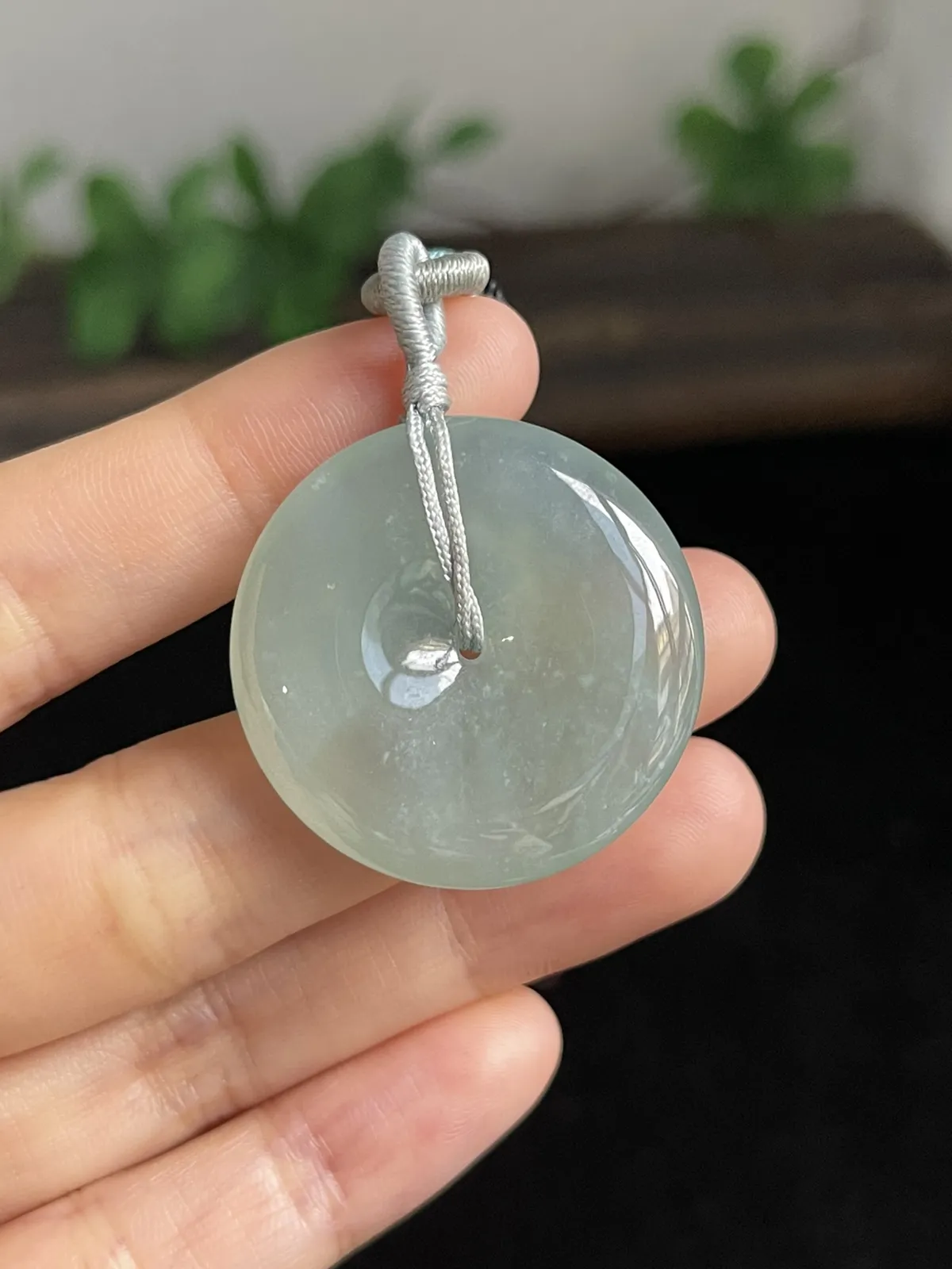 翡翠冰糯种淡绿色平安扣，配珠未测