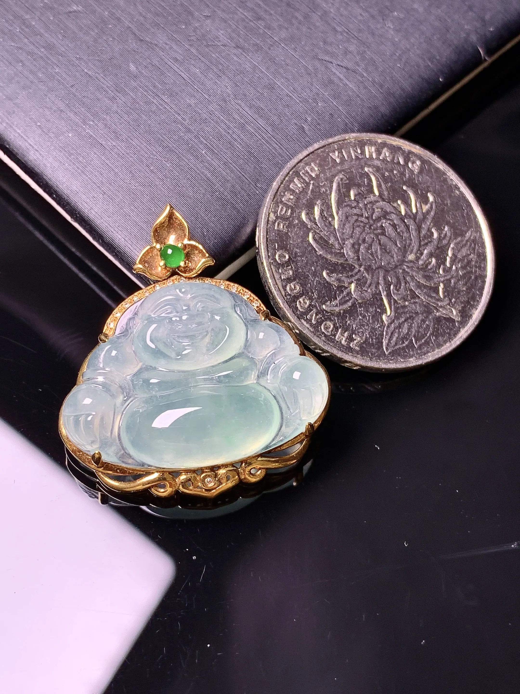 18k金钻镶嵌冰种佛公吊坠 玉质细腻 色泽艳丽清新 整体尺寸27.2*25.5*8.2