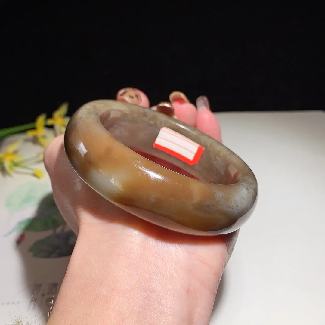 和田玉57.5圈口且末糖宽版手镯，玉质细腻油润 底色纯净 脂粉好，品质好