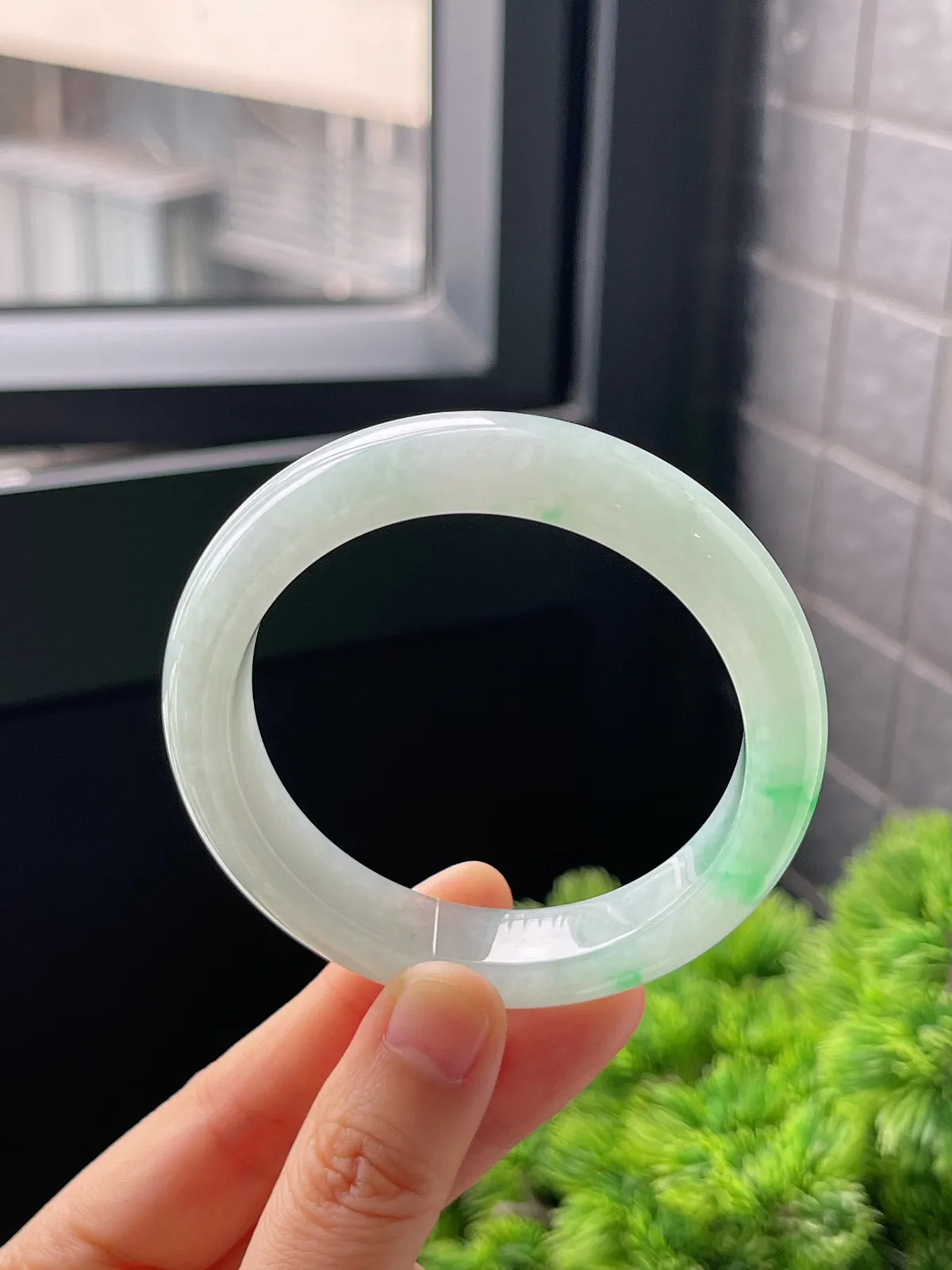 正圈54圈口，翡翠冰糯种飘绿手镯