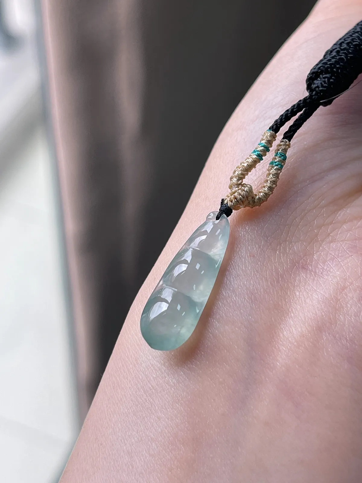 翡翠冰种淡绿色福豆吊坠