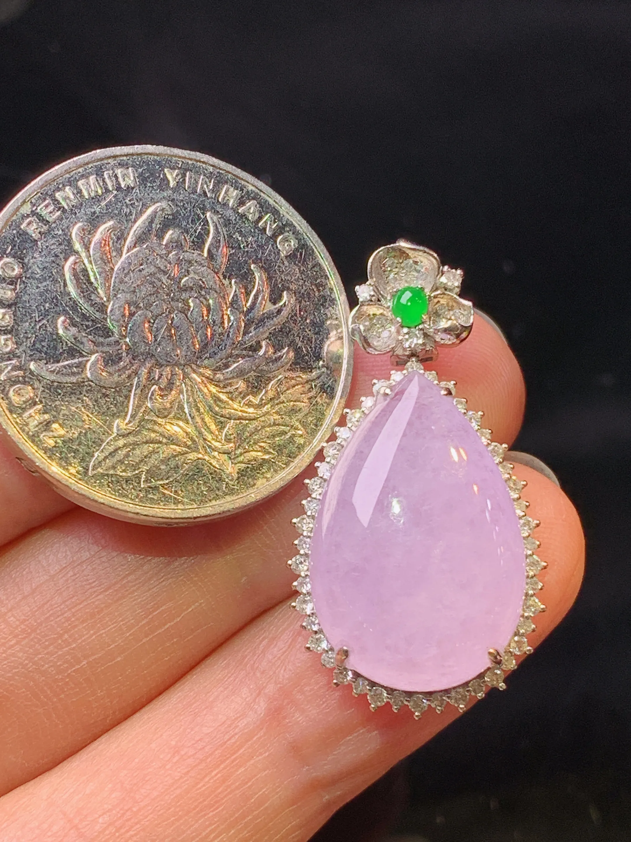 18k金钻镶嵌粉紫罗兰水滴吊坠 玉质细腻 色泽艳丽清新 整体尺寸30.2*16.2*8.2