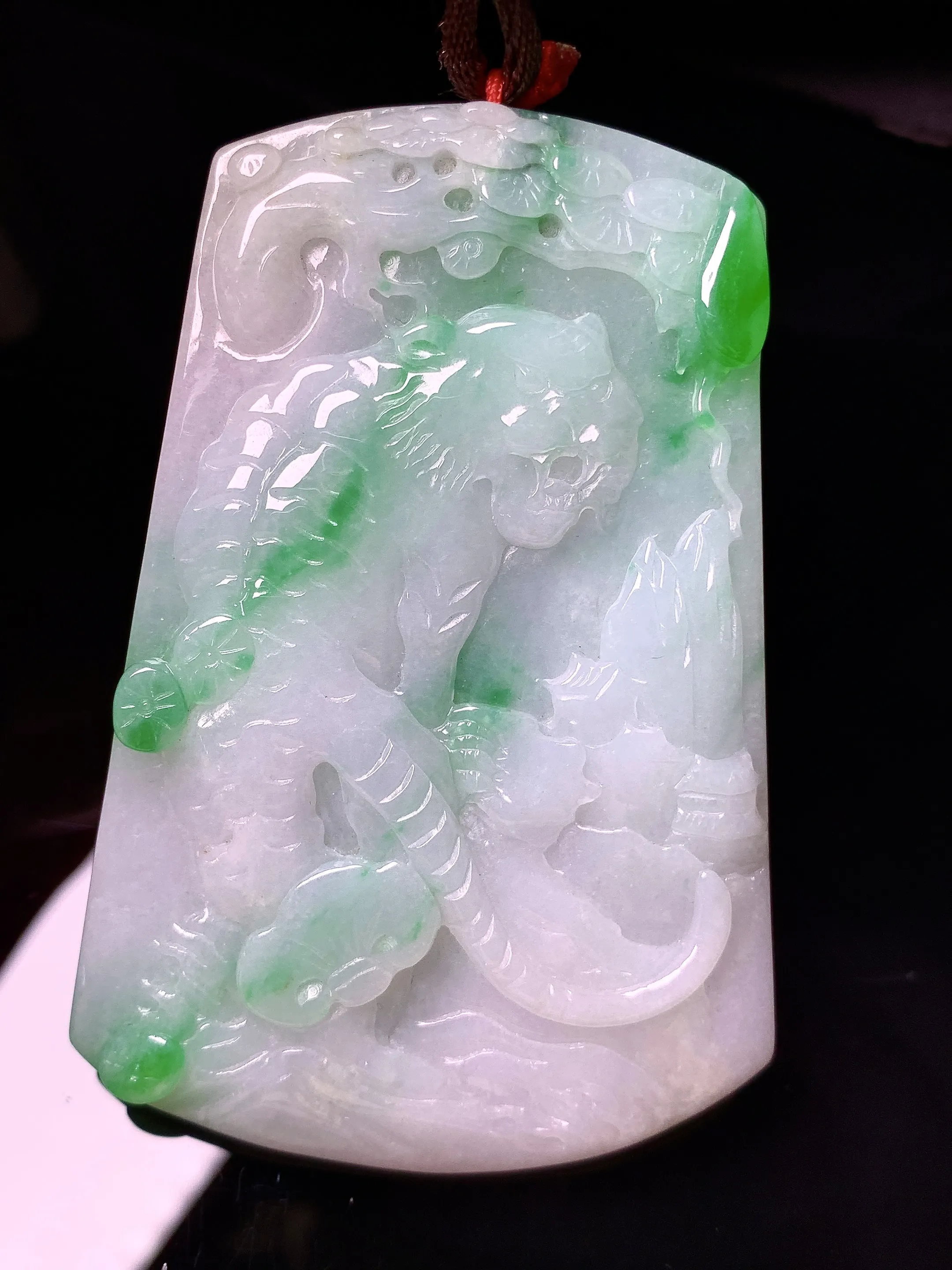 飘绿生肖虎牌吊坠 玉质细腻 色泽艳丽清新 整体尺寸70*47.2*6.2