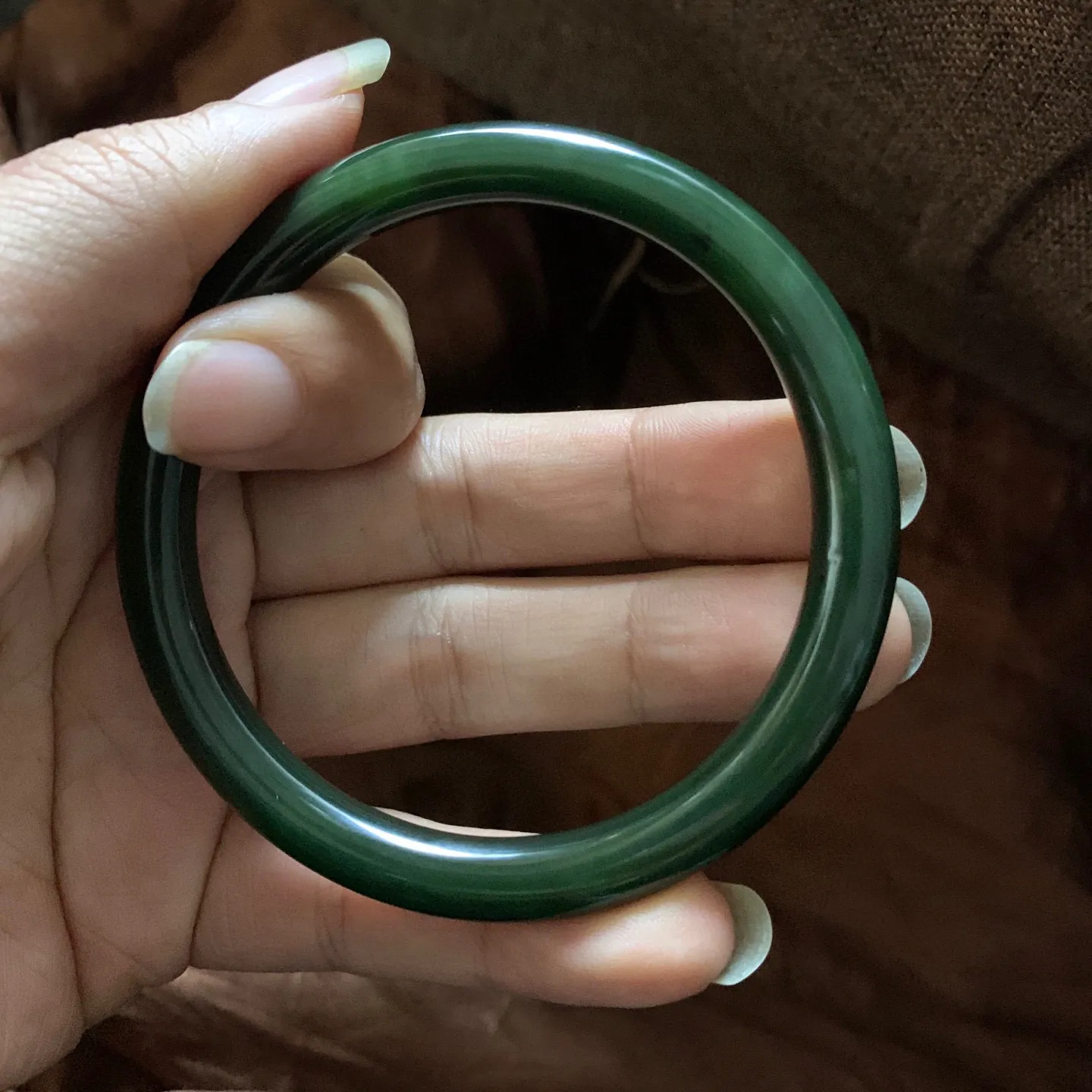 和田玉碧玉61.1圈口菠菜绿手镯，镯型古朴典雅。在诗情画意的雨巷相遇，你是我腕间的一抹风情，有你眸有深情.清风荡漾湖间静水，我愿俯身低眉，在烟波涟漪处寻