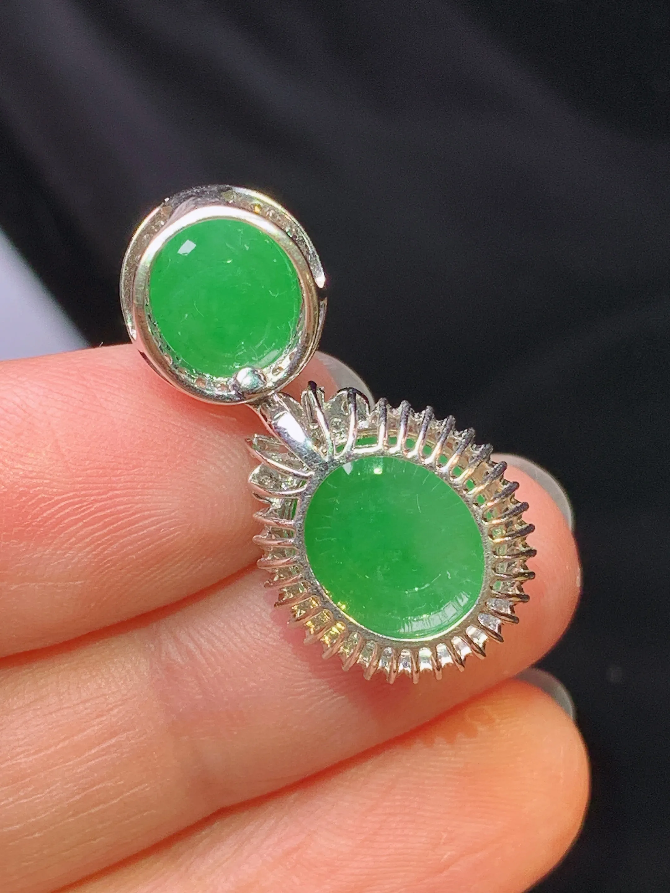 18k金钻镶嵌满绿蛋面组合吊坠 玉质细腻 色泽艳丽清新 整体尺寸28.5*13.8*9.2