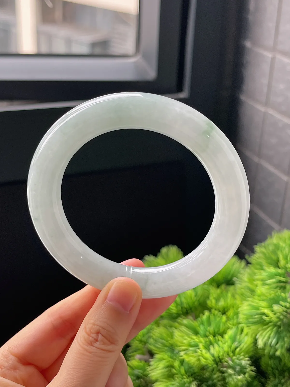 圆镯57.8圈口，翡翠糯化种飘绿手镯