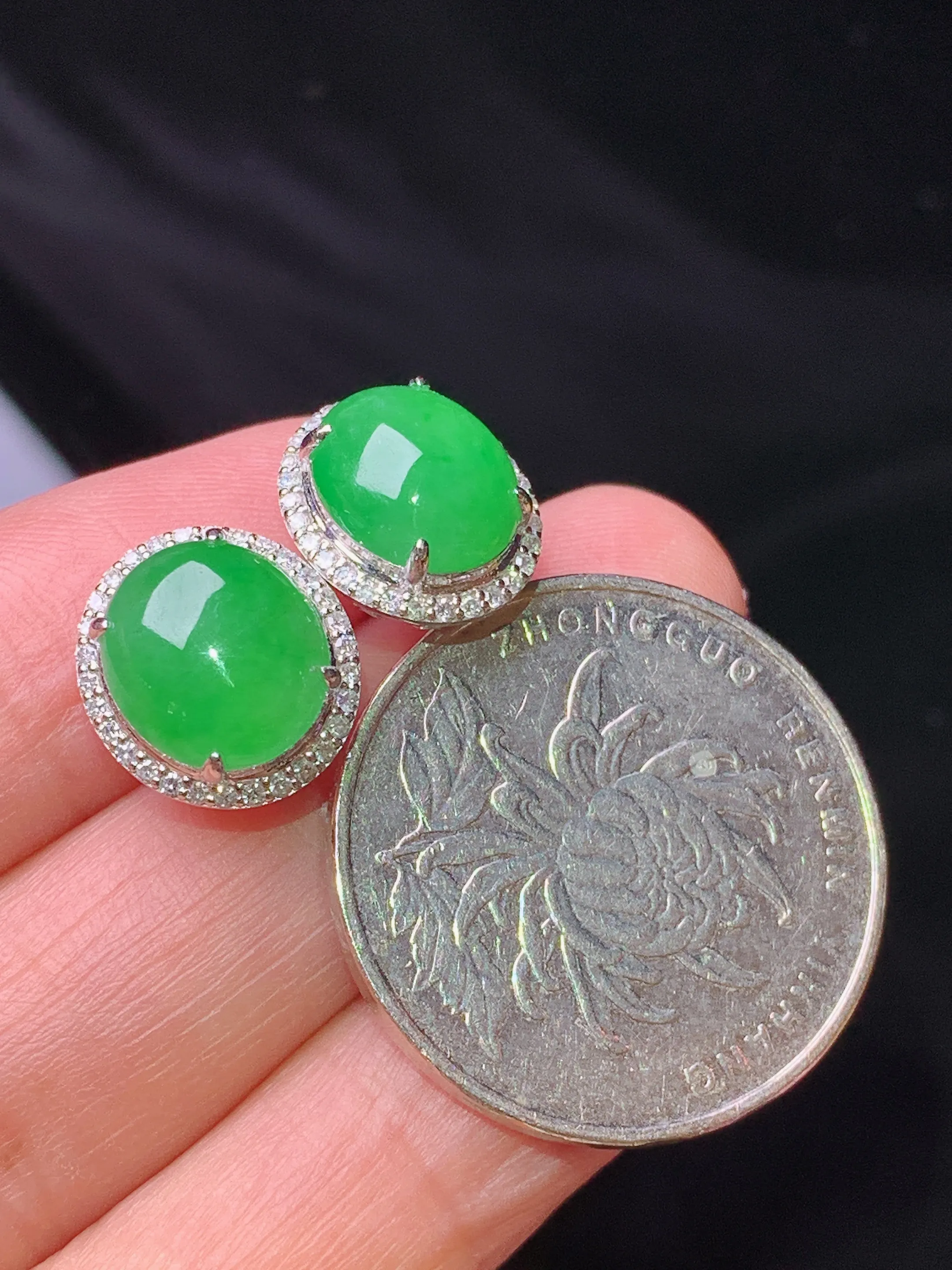 18k金钻镶嵌满绿蛋面耳钉 玉质细腻 色泽艳丽清新 整体尺寸12.5*11.6*7.6