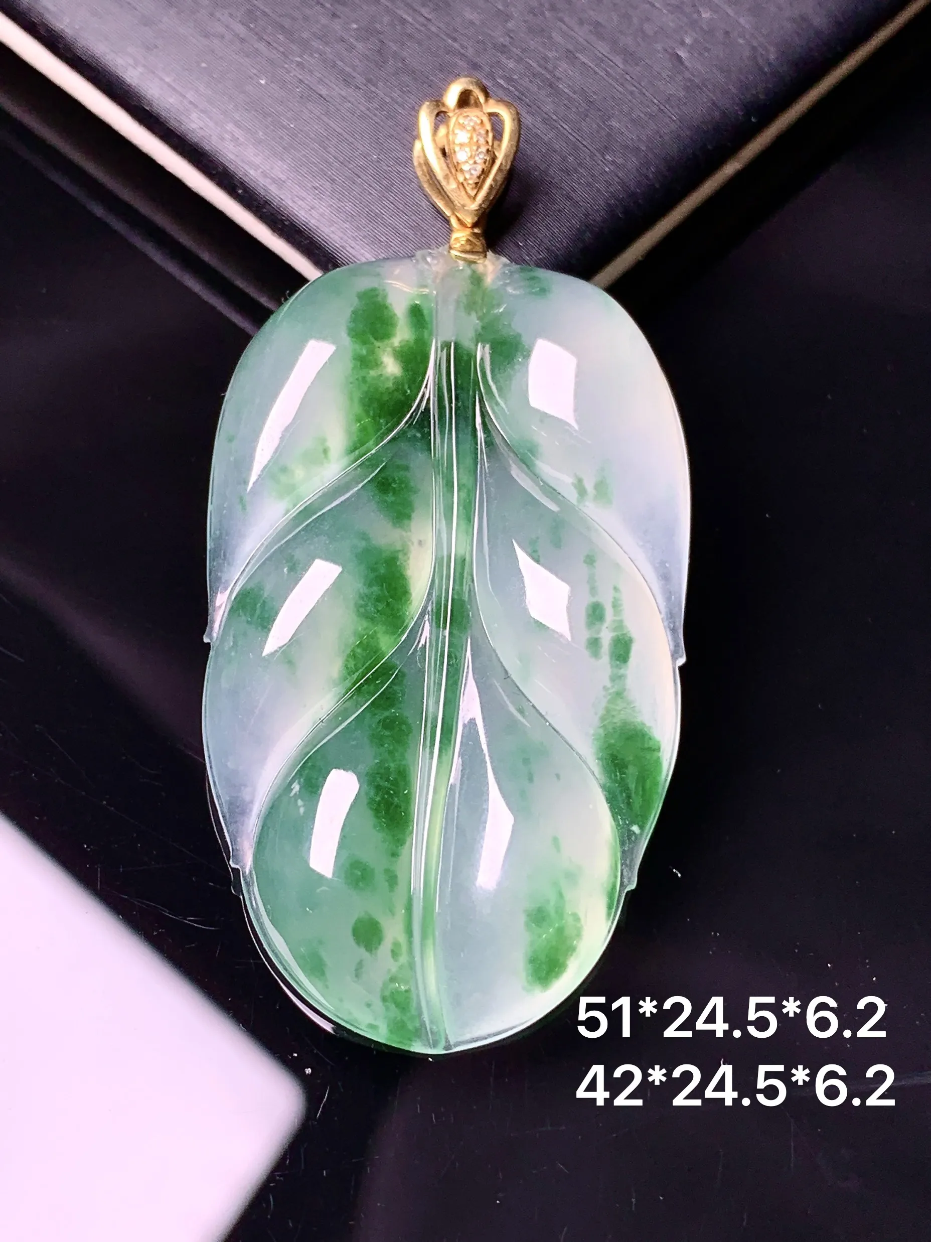 18k金镶嵌飘绿树叶吊坠 玉质细腻 色泽艳丽清新 整体尺寸51*24.5*6.2