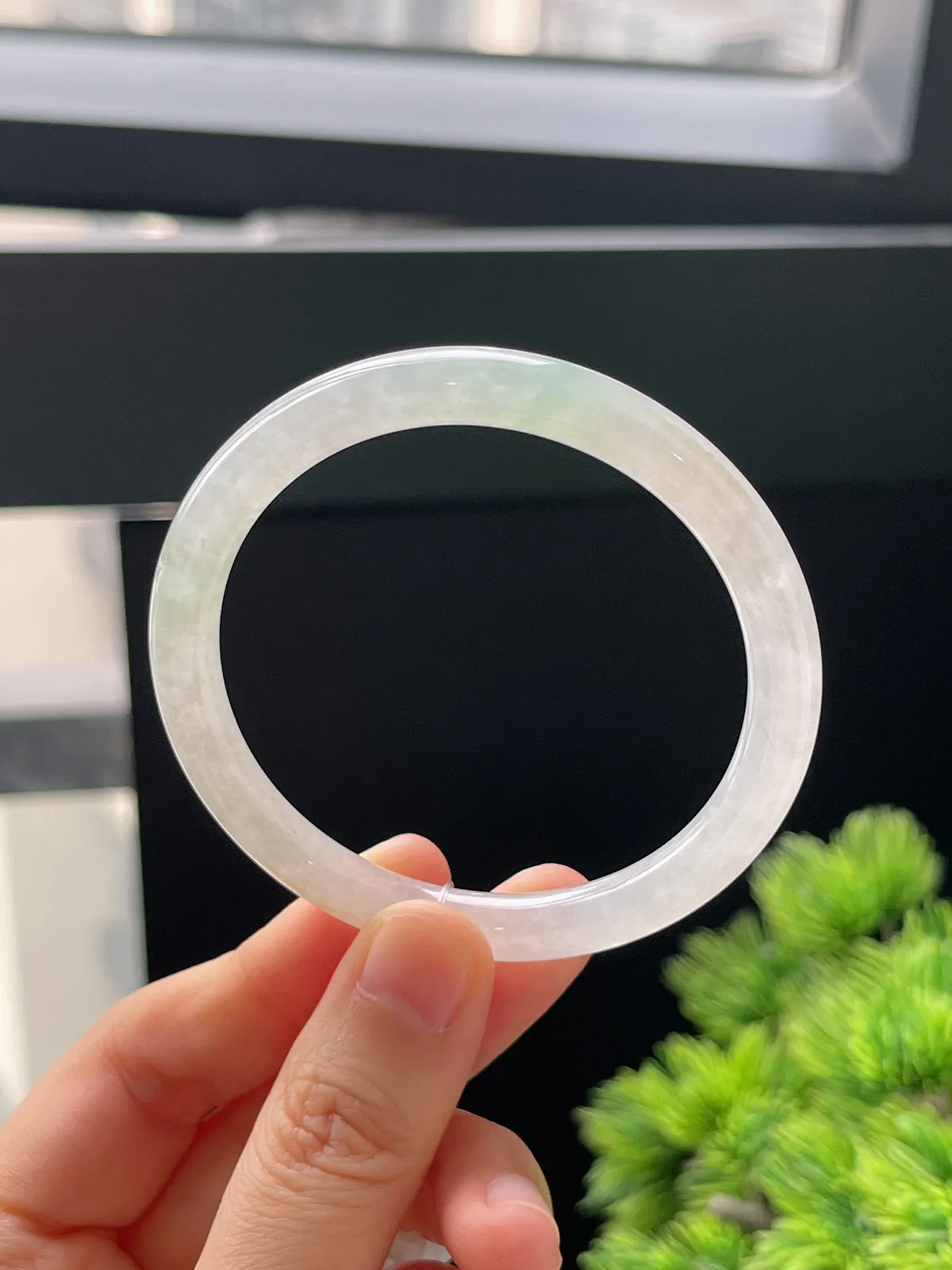 圆镯52.1圈口，翡翠冰糯淡绿色美人条