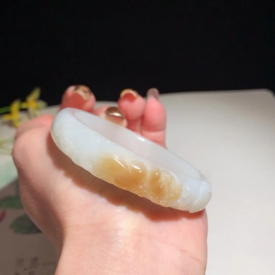 和田玉54圈口且末糖料雕花手镯，玉质细腻油润 底色纯净 无裂无杂 脂粉好，品质好