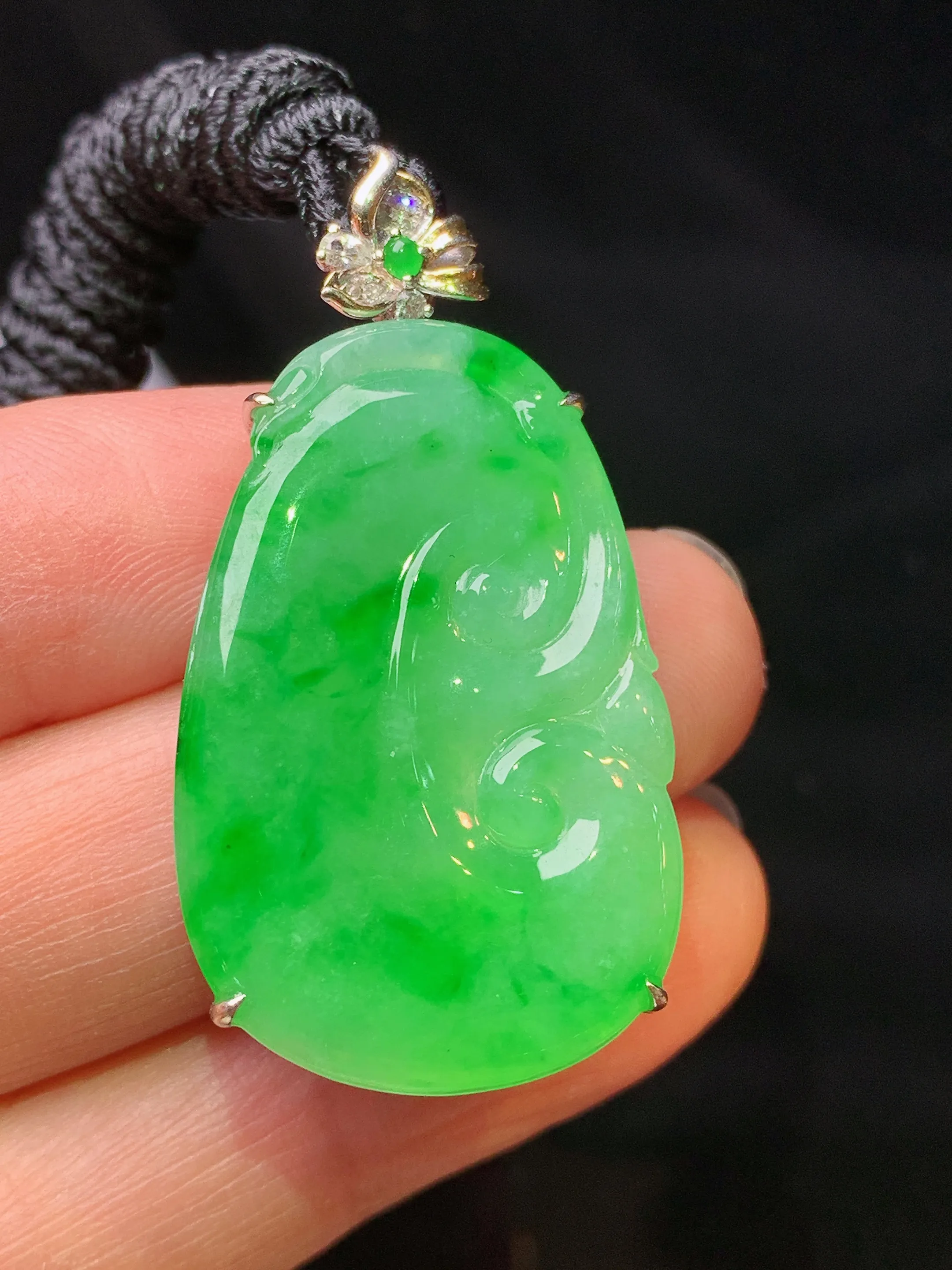 18k金钻镶嵌翠绿如意吊坠 玉质细腻 色泽艳丽清新 整体尺寸40.8*21.2*6.2