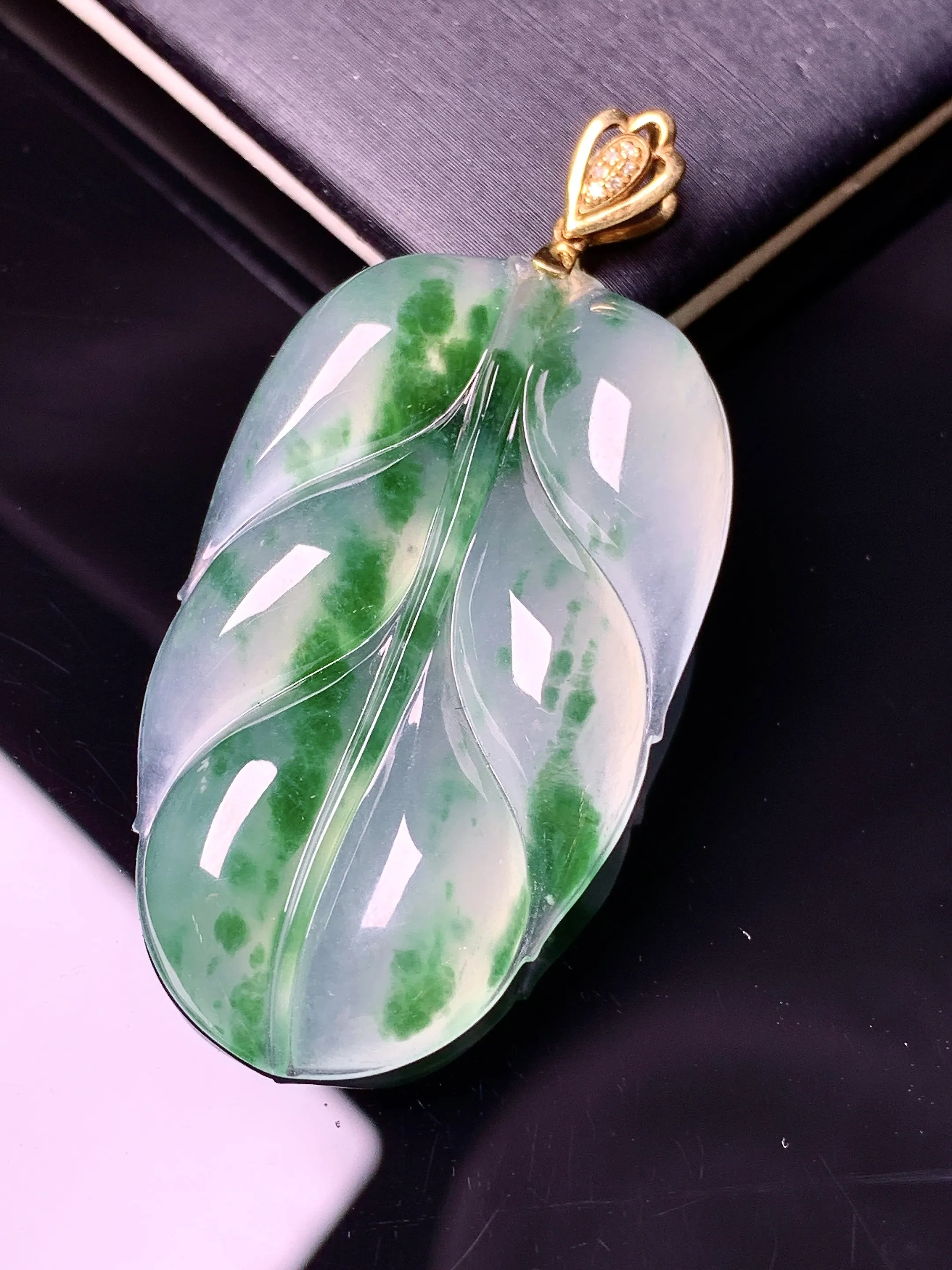18k金镶嵌飘绿树叶吊坠 玉质细腻 色泽艳丽清新 整体尺寸51*24.5*6.2
