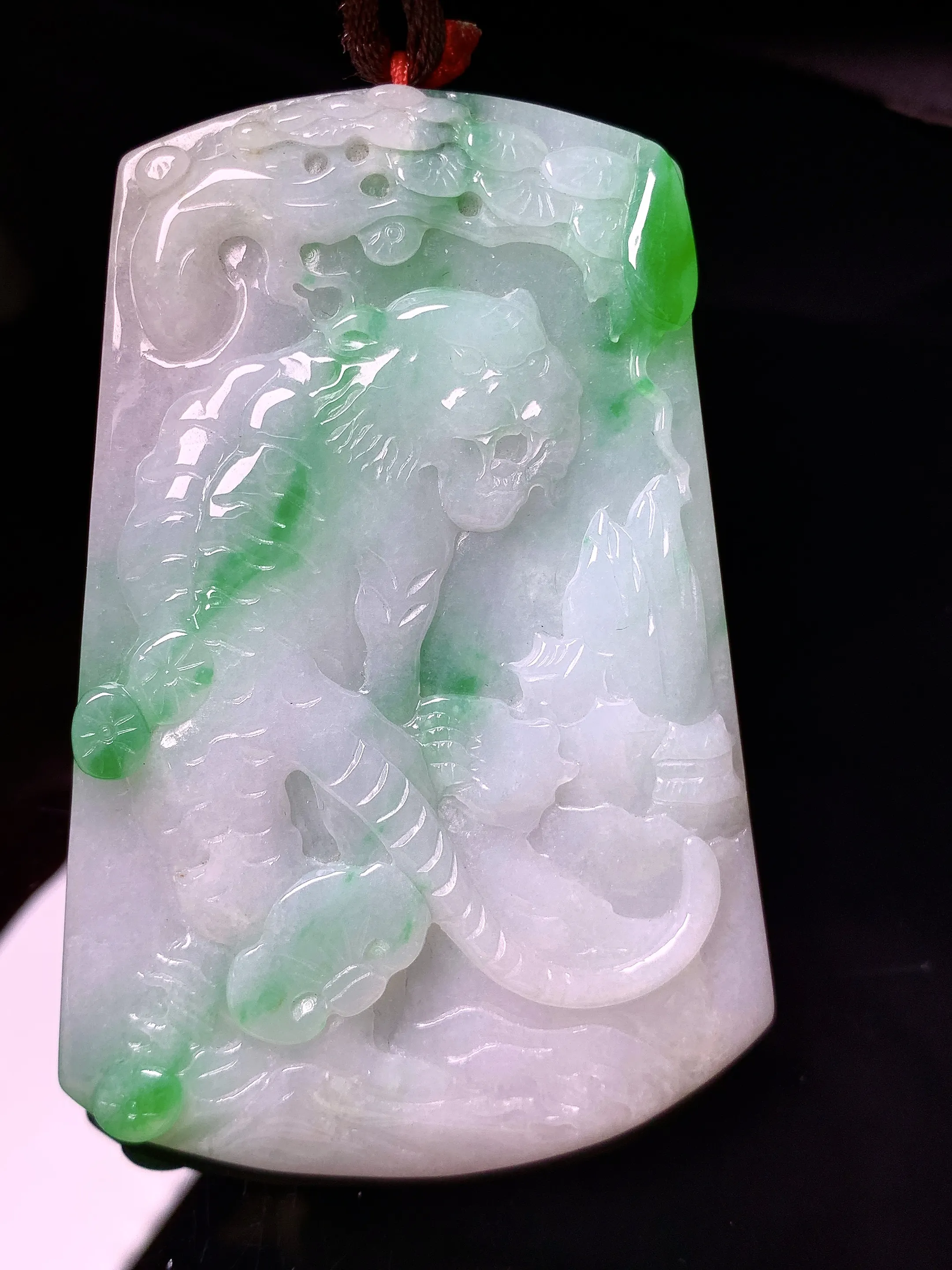 飘绿生肖虎牌吊坠 玉质细腻 色泽艳丽清新 整体尺寸70*47.2*6.2