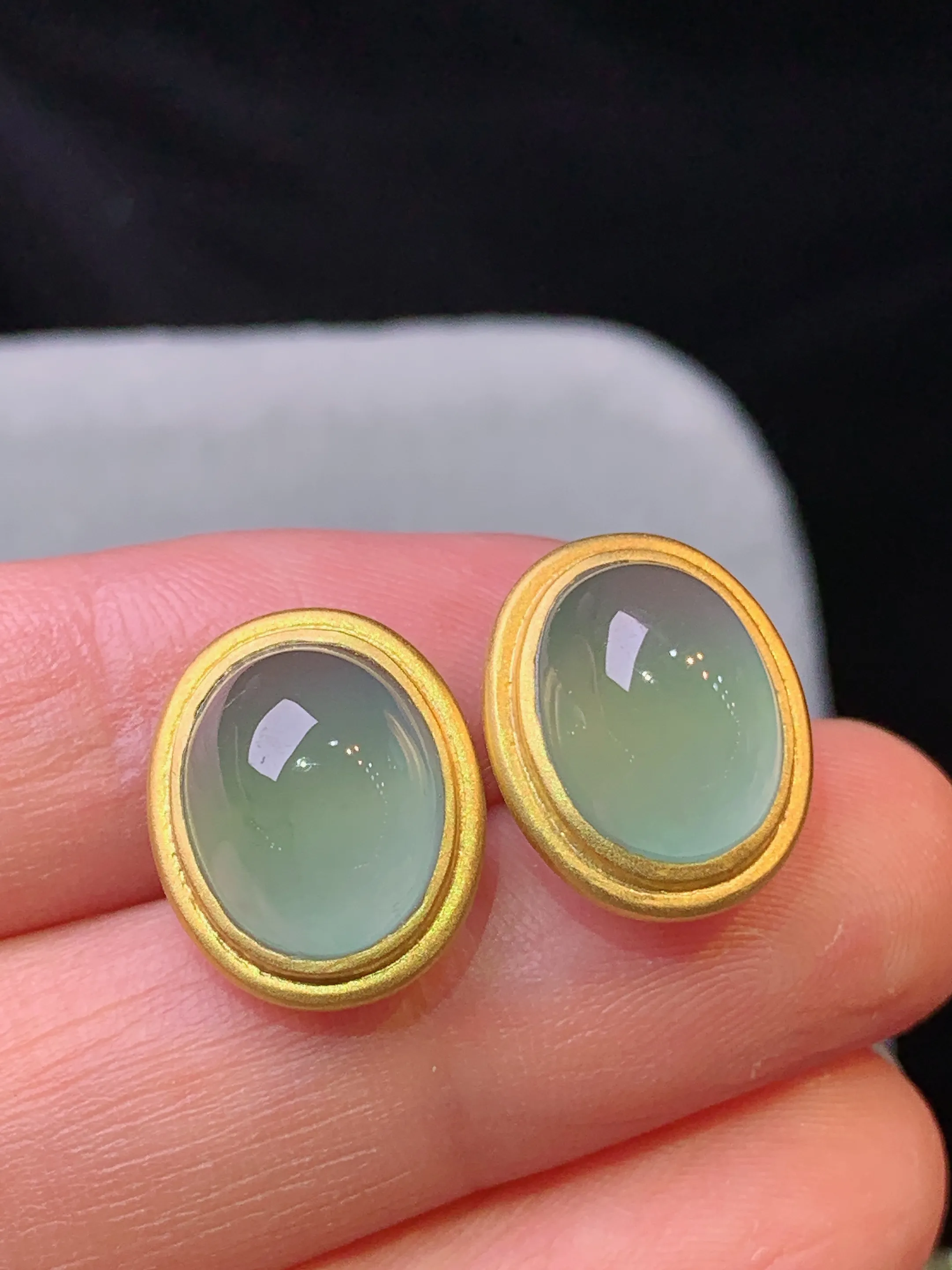 18k金镶嵌晴绿蛋面耳钉 玉质细腻 色泽艳丽清新 整体尺寸15*12.3*7.2