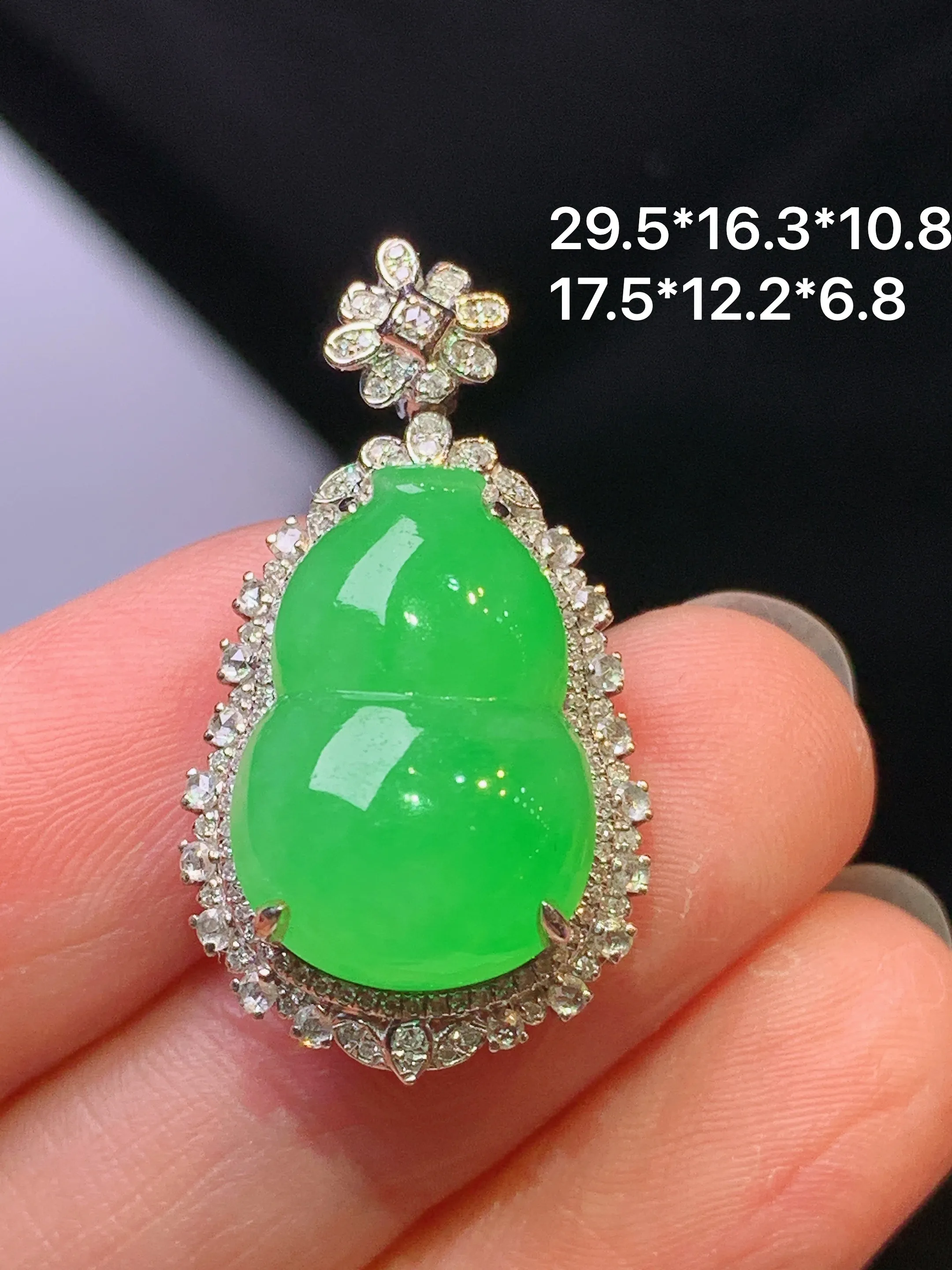 18k金钻镶嵌翠绿葫芦吊坠 玉质细腻 色泽艳丽清新 整体尺寸29.5*16.3*10.8
