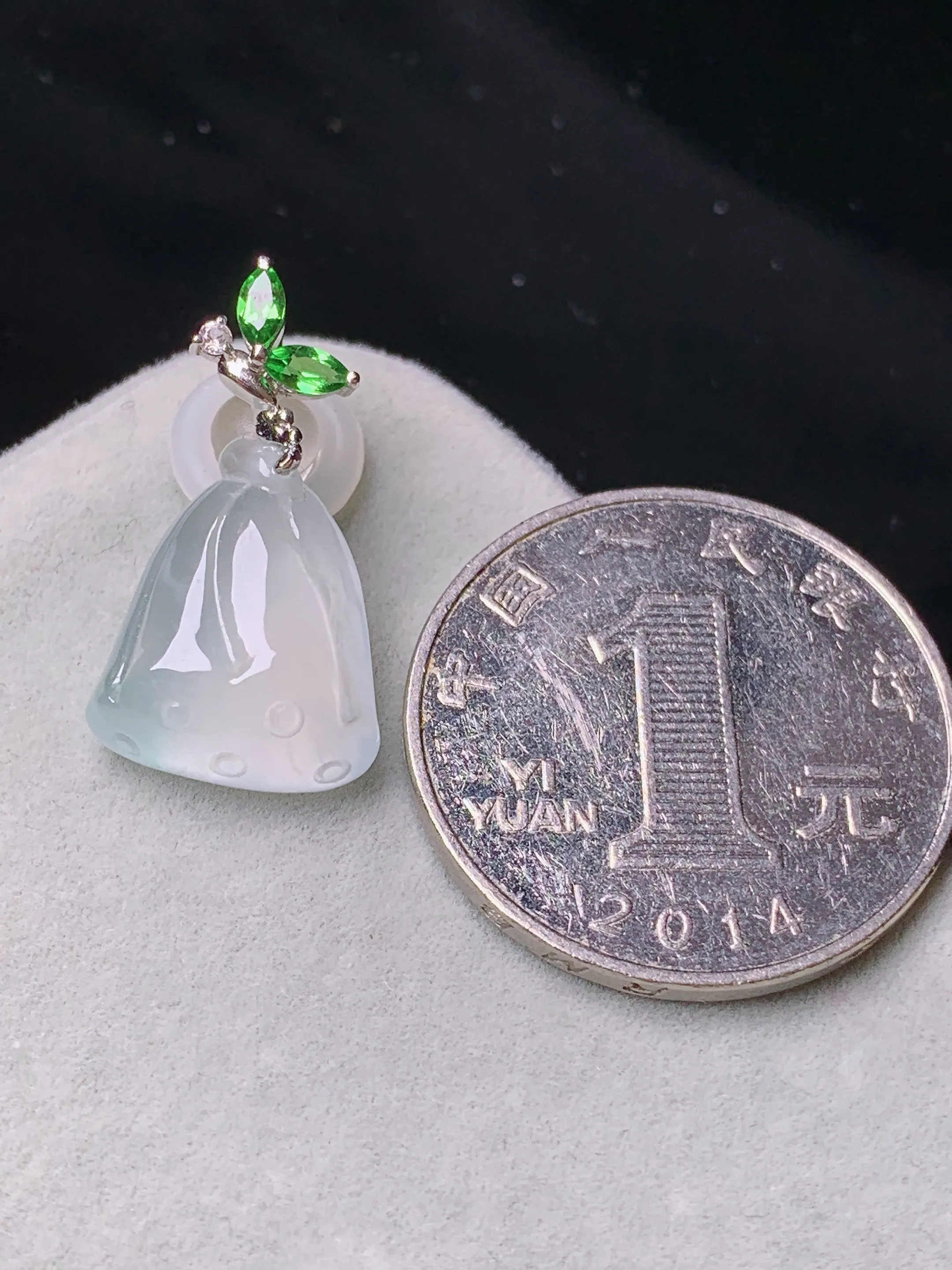 18k金钻镶嵌冰种莲蓬吊坠 玉质细腻 色泽艳丽清新 整体尺寸23.5*12.8*6