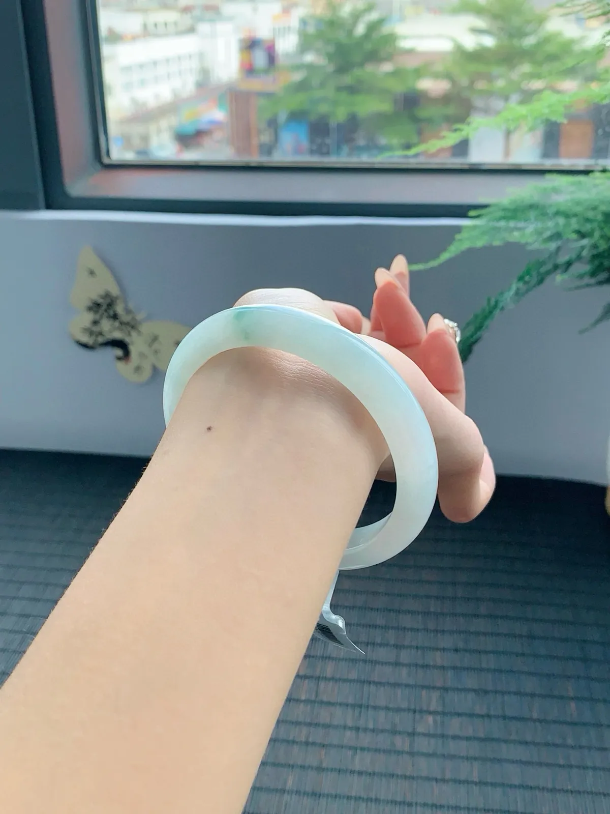 冰飘花手镯，镯色生香，水润中透着灵气，仿佛有生命在其中流淌。花色灵动飘逸，如同翩翩起舞的精灵，为手镯增添了无尽的魅力
【尺寸】61-11.5-8mm