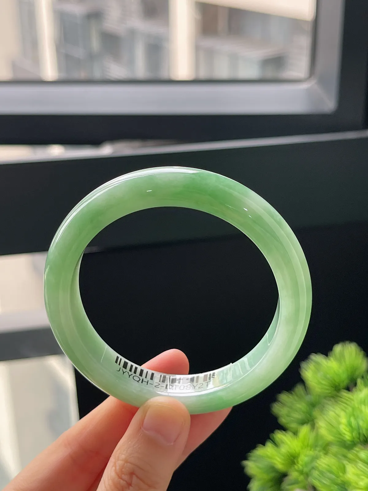 正圈55.8圈口，翡翠糯化种浅绿色手镯