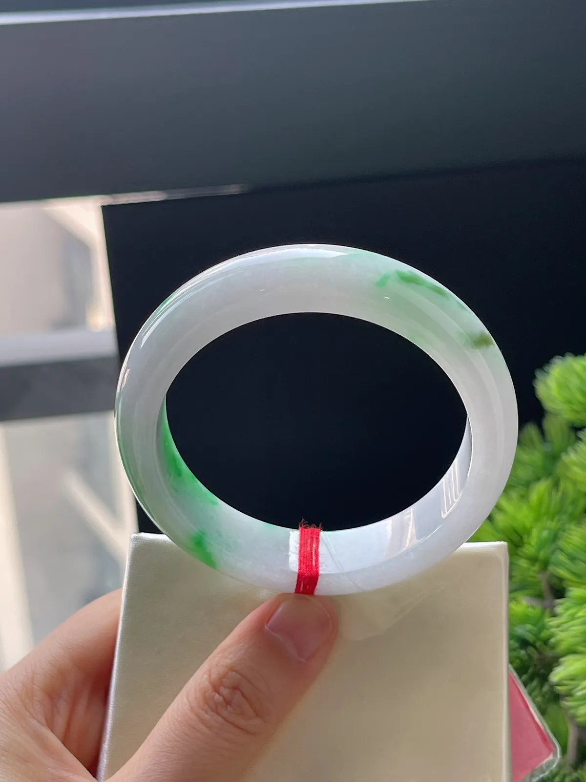 正圈54.6圈口，翡翠糯化种飘绿手镯