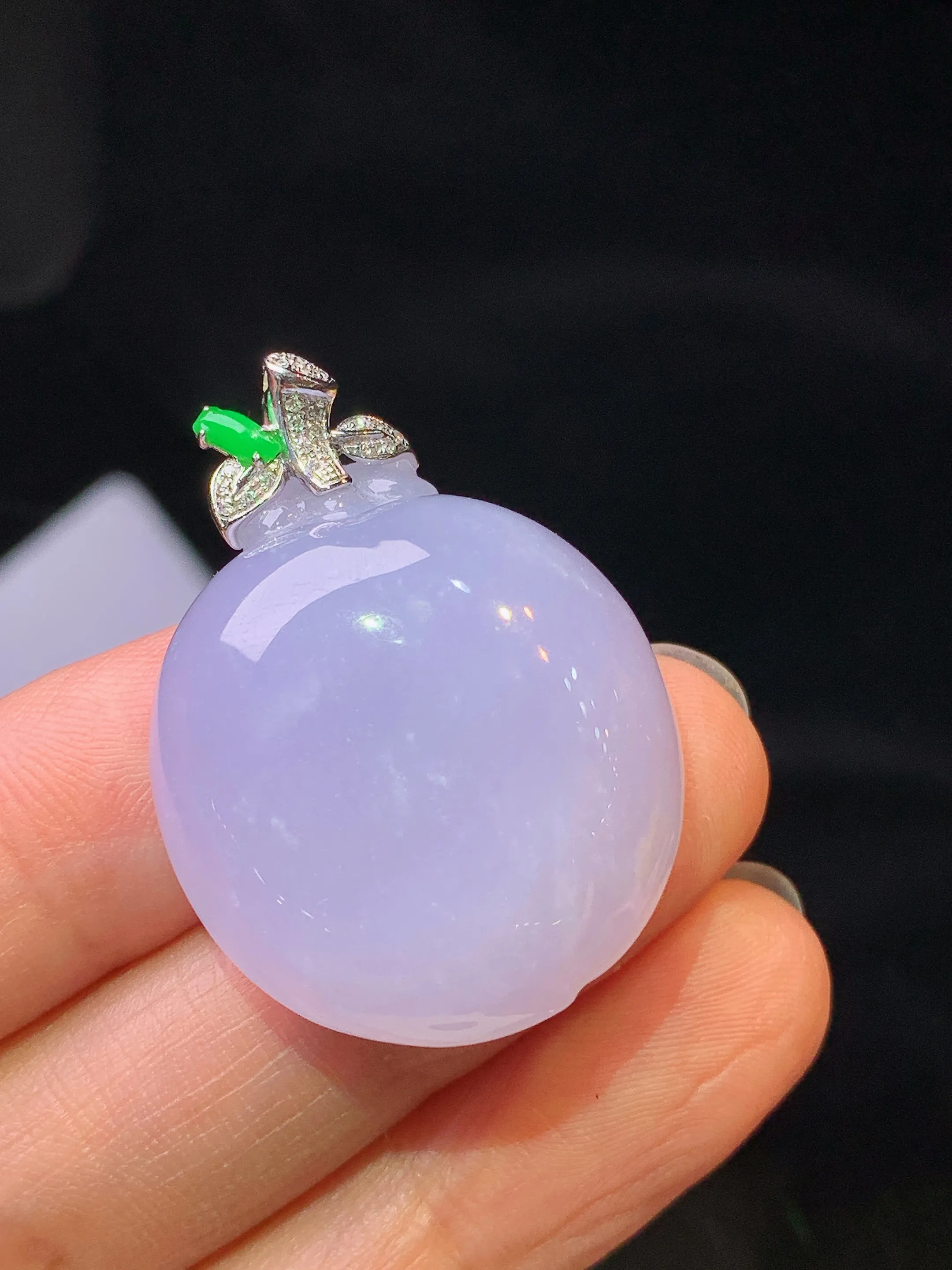 18k金钻镶嵌紫罗兰寿桃吊坠 玉质细腻 色泽艳丽清新 整体尺寸34.3*25.5*10.3