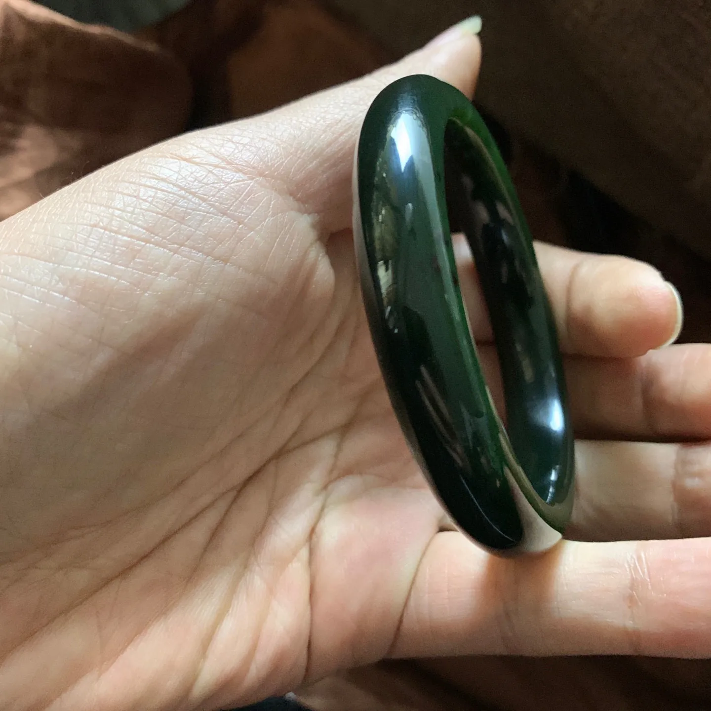 和田玉碧玉54.8圈口菠菜绿手镯【挽间柔情】，镯型古朴典雅。在诗情画意的雨巷相遇，你是我腕间的一抹风