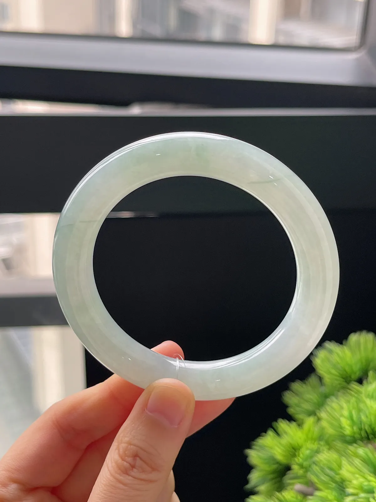 圆镯55.5圈口，翡翠冰糯种淡绿色手镯