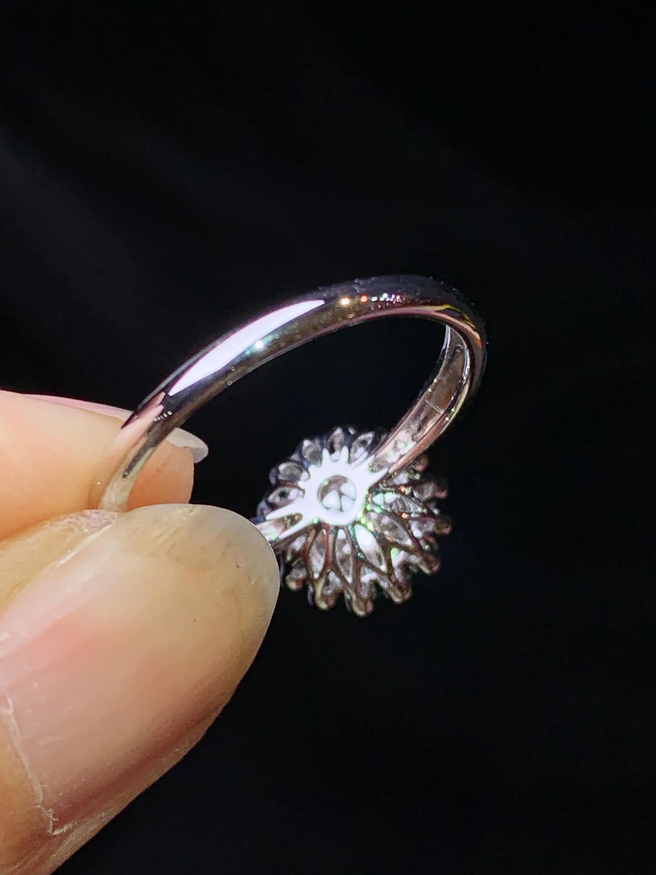 18k金钻镶嵌满绿蛋面戒指 玉质细腻 色泽艳丽清新 圈口13 整体尺寸10*8.2