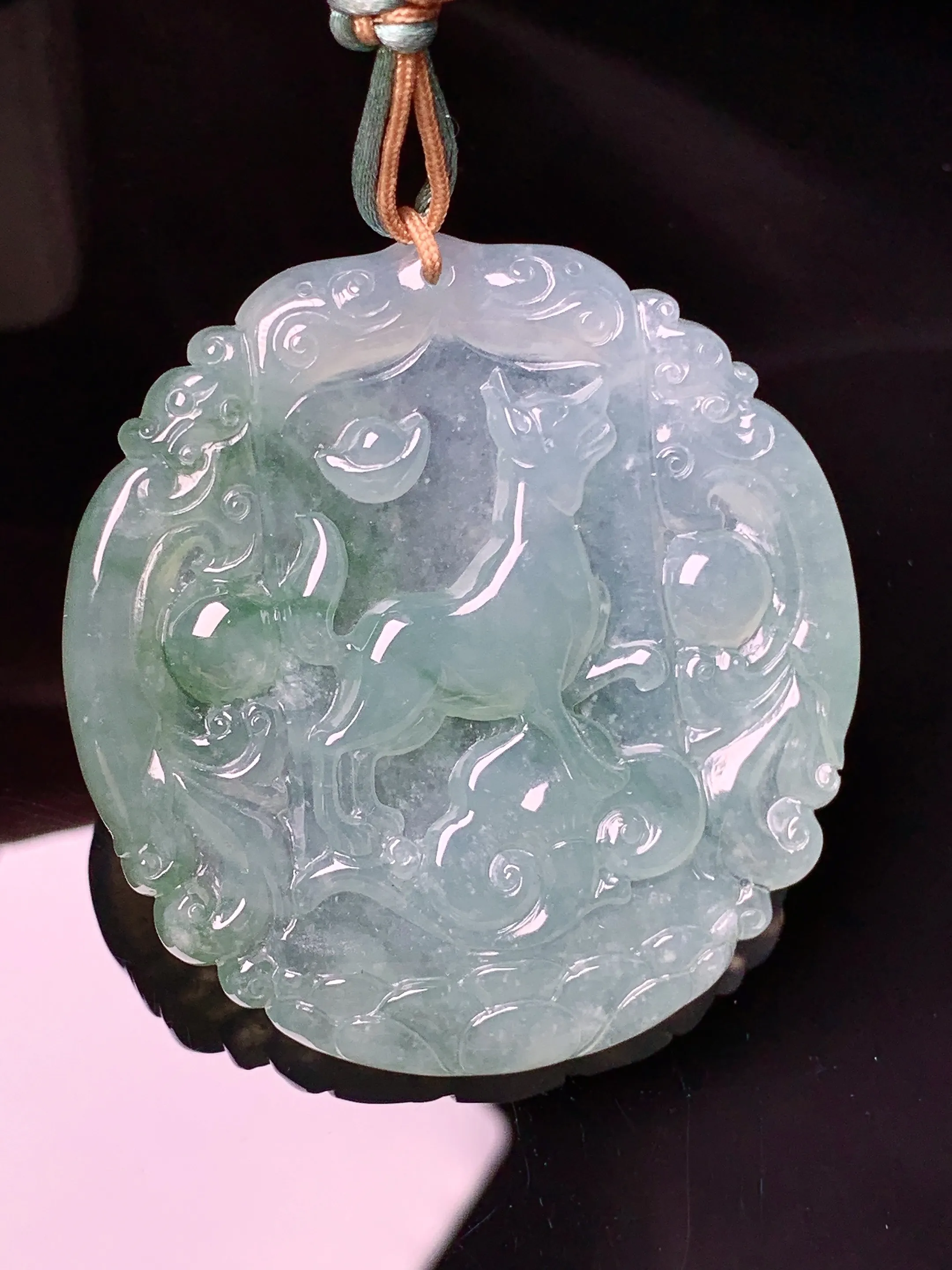 冰种飘绿生肖狗牌吊坠 玉质细腻 色泽艳丽清新 整体尺寸47.8*45.2*5.2