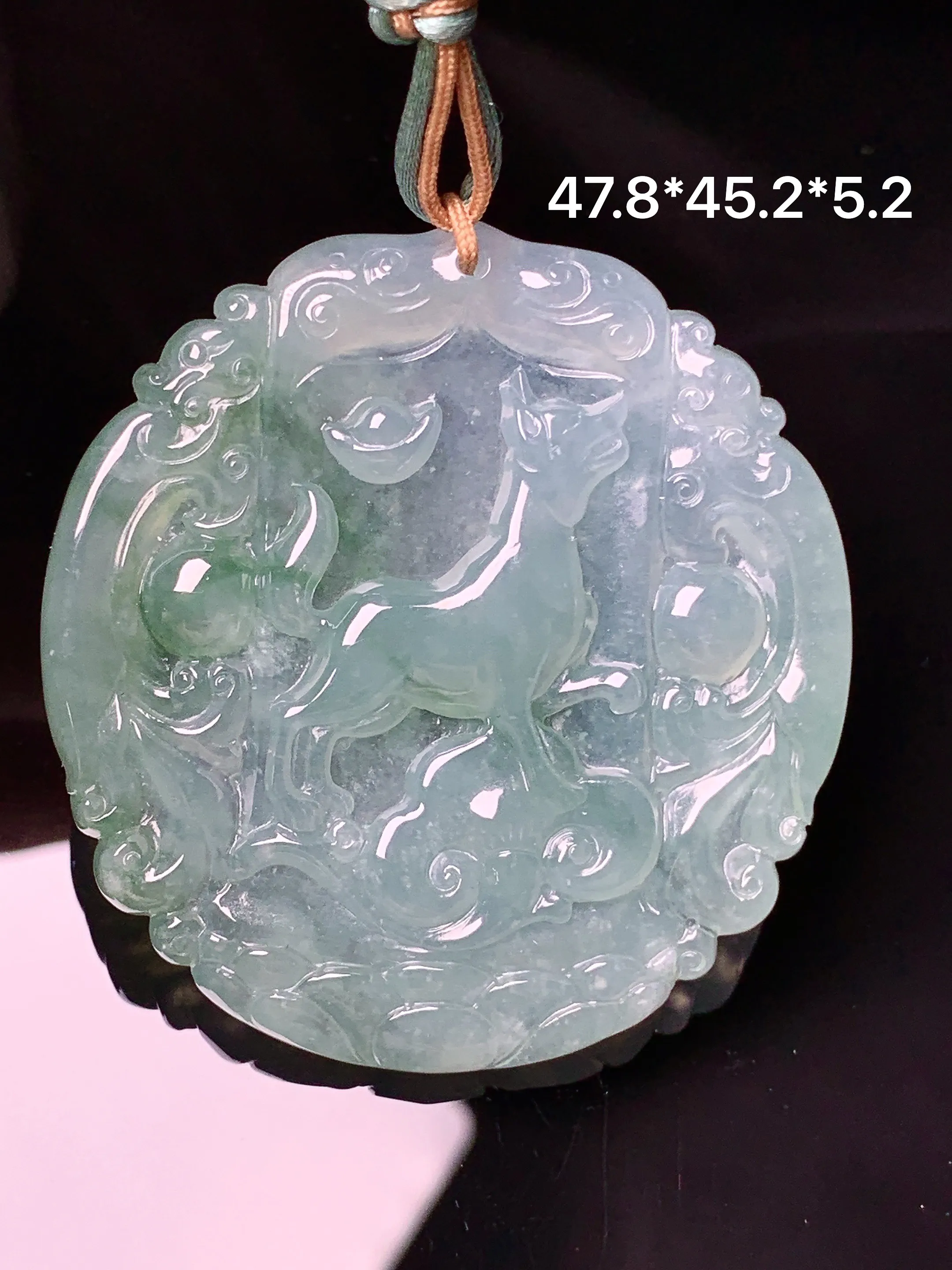 冰种飘绿生肖狗牌吊坠 玉质细腻 色泽艳丽清新 整体尺寸47.8*45.2*5.2