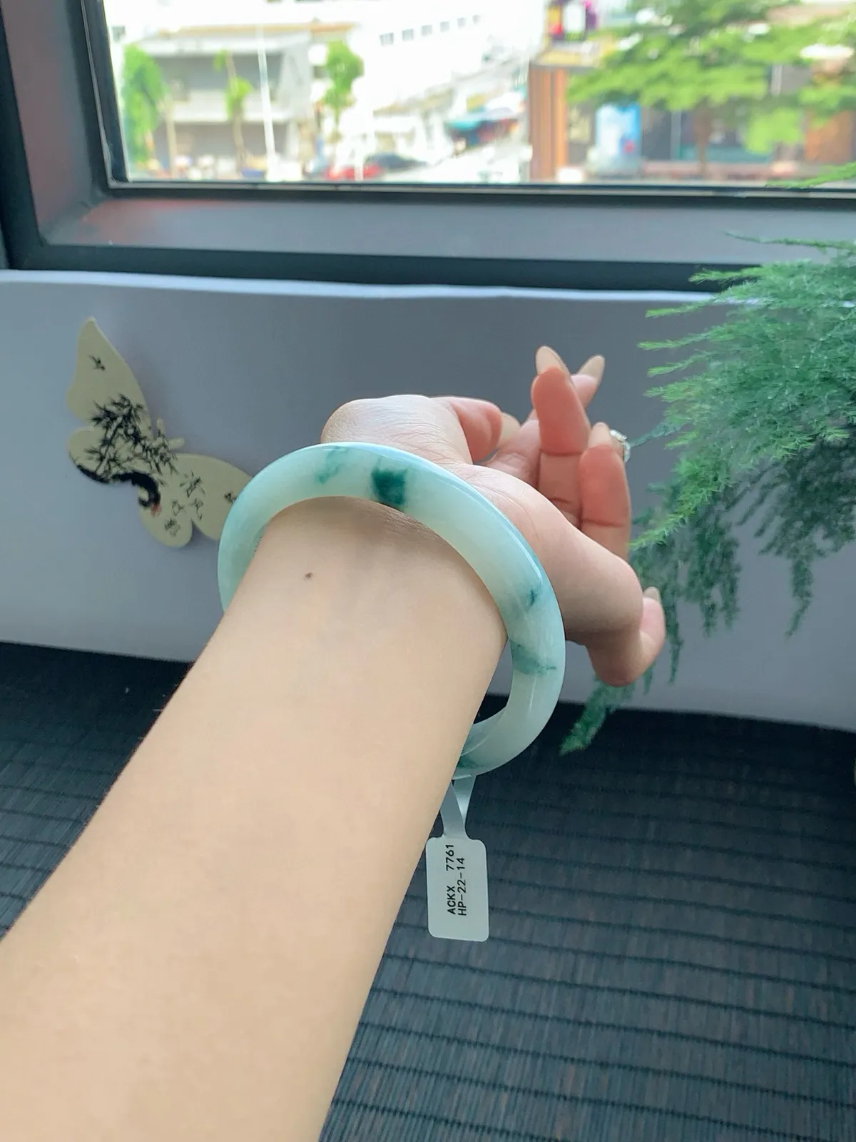 【冰飘花手镯】
一汀烟雨杏花寒雨过天晴的柔风绿色 澄净湖水的宁静仿佛整个春天都在里面
【尺寸】61-13-8mm