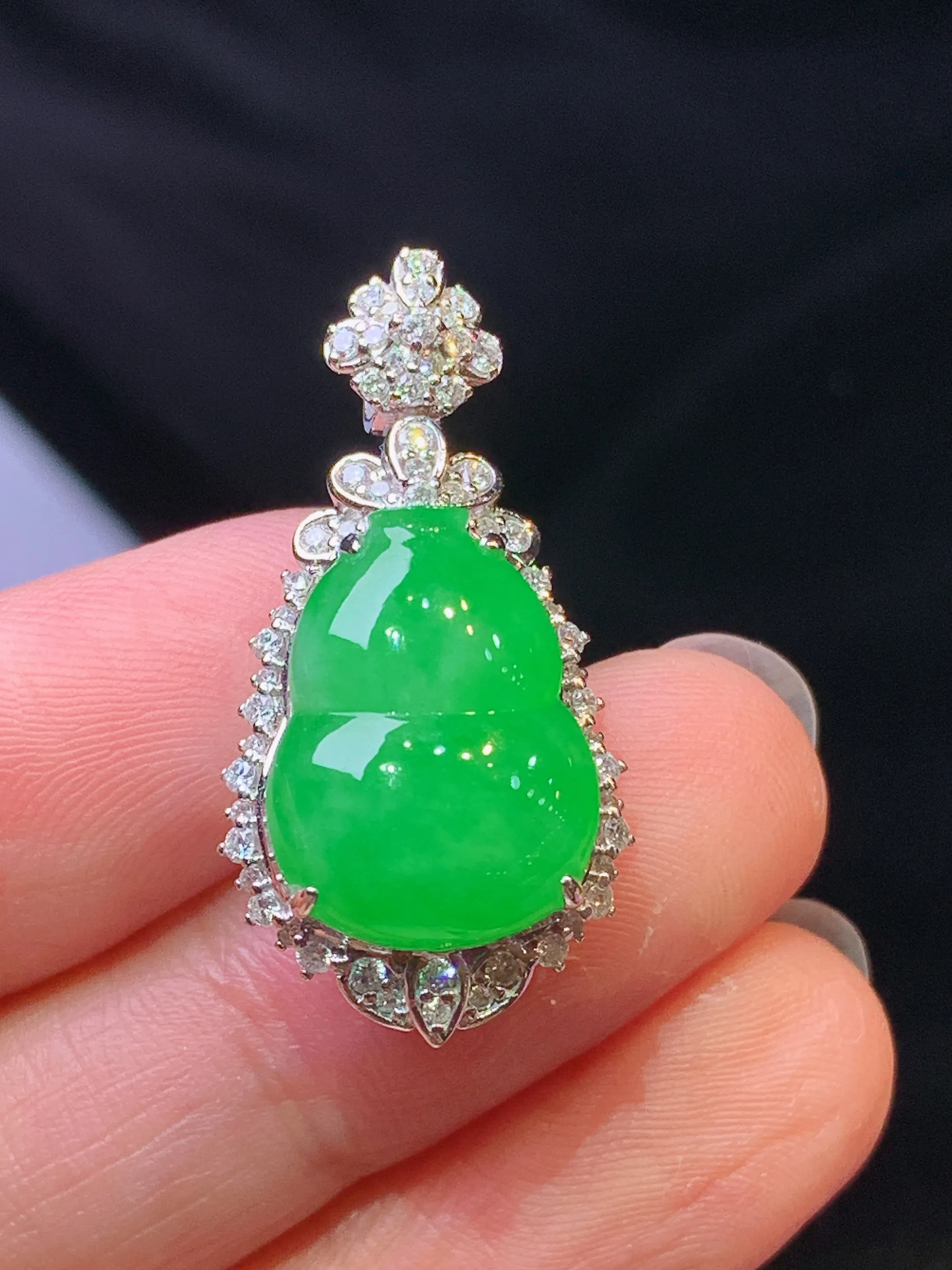 18k金钻镶嵌满绿葫芦吊坠 玉质细腻 色泽艳丽清新 整体尺寸30*15.2*12