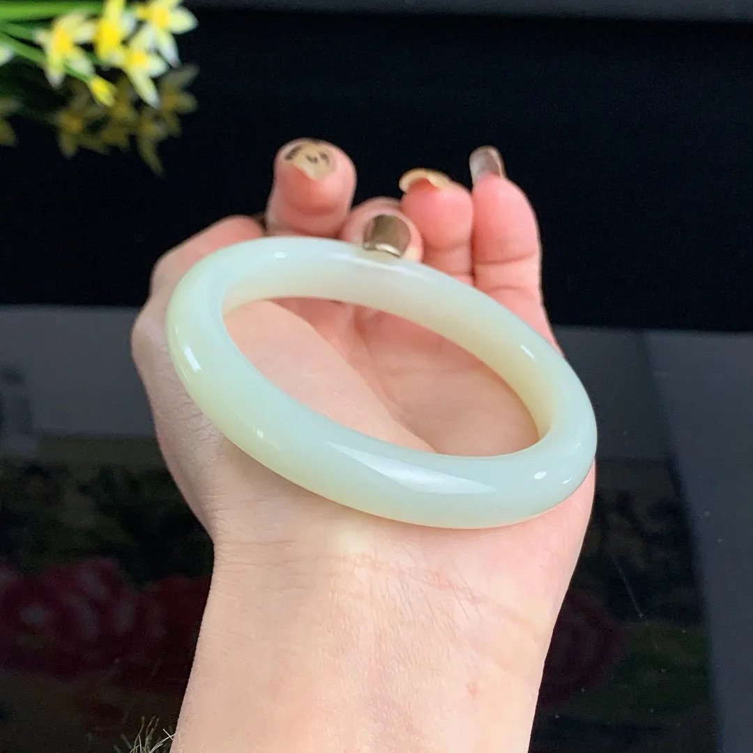 和田玉56.5圈晴水色手镯！清水色！玉质细腻油润 底色纯净  无裂无杂 脂粉好，品质高。