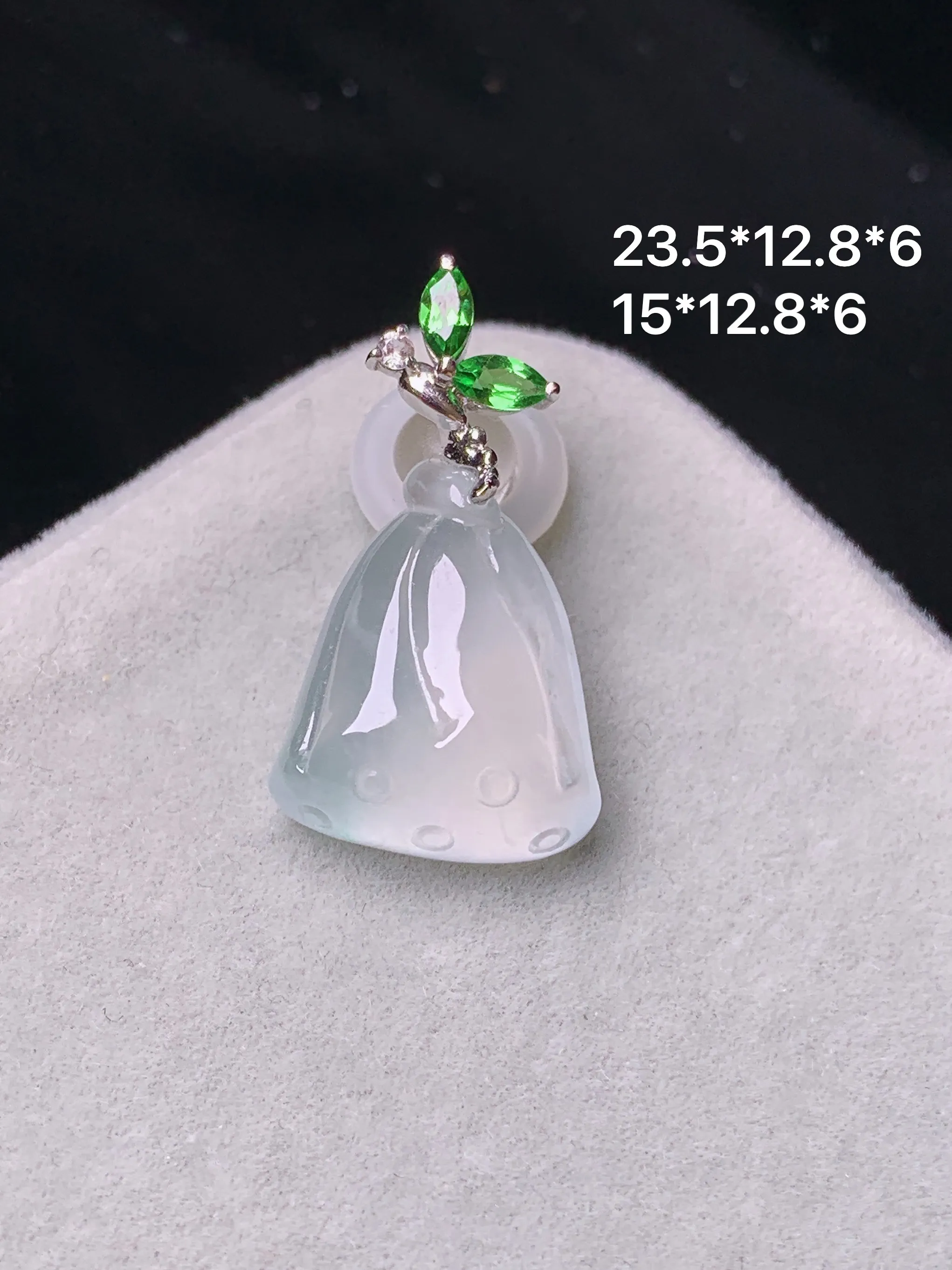 18k金钻镶嵌冰种莲蓬吊坠 玉质细腻 色泽艳丽清新 整体尺寸23.5*12.8*6