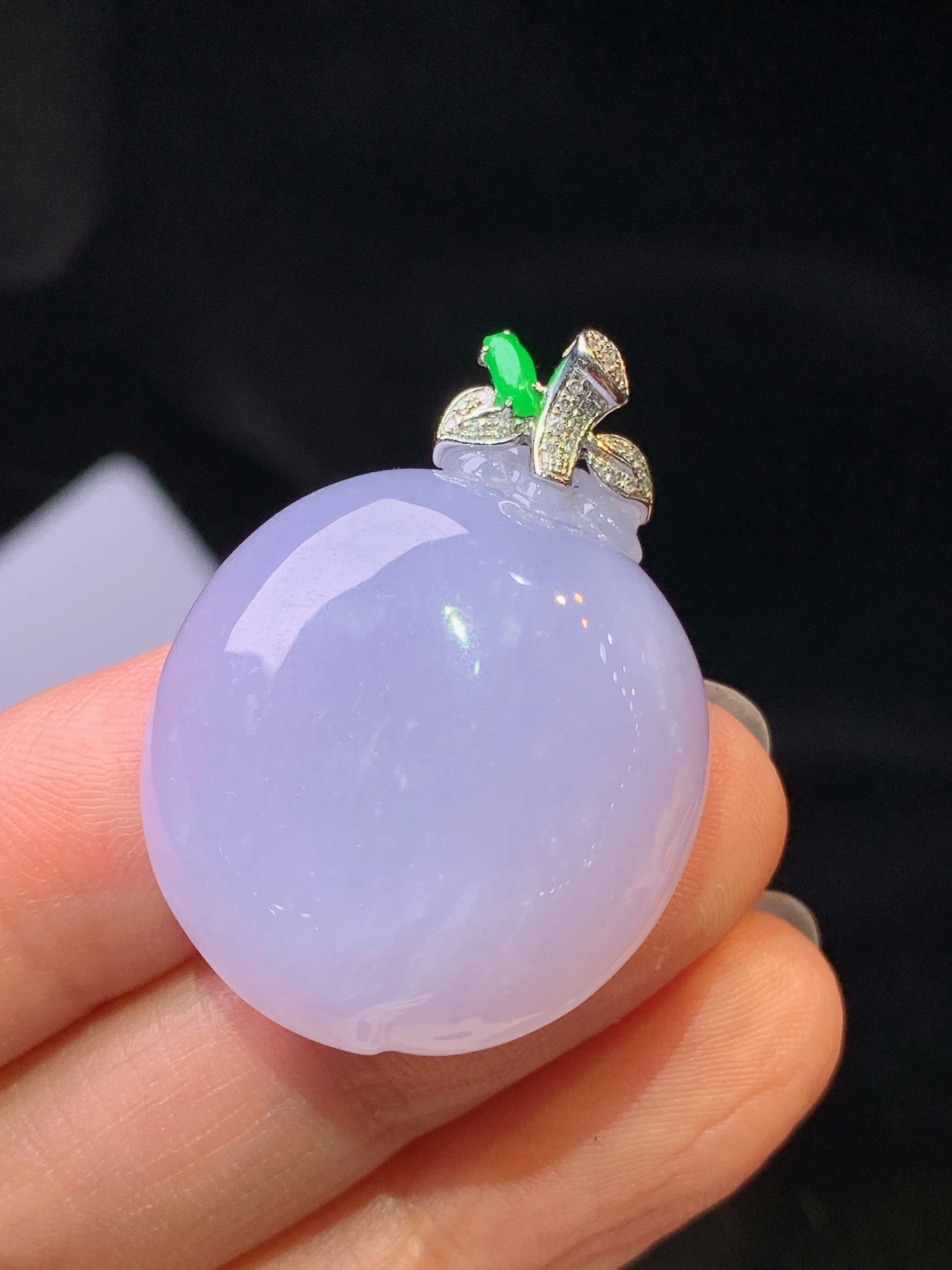 18k金钻镶嵌紫罗兰寿桃吊坠 玉质细腻 色泽艳丽清新 整体尺寸34.3*25.5*10.3