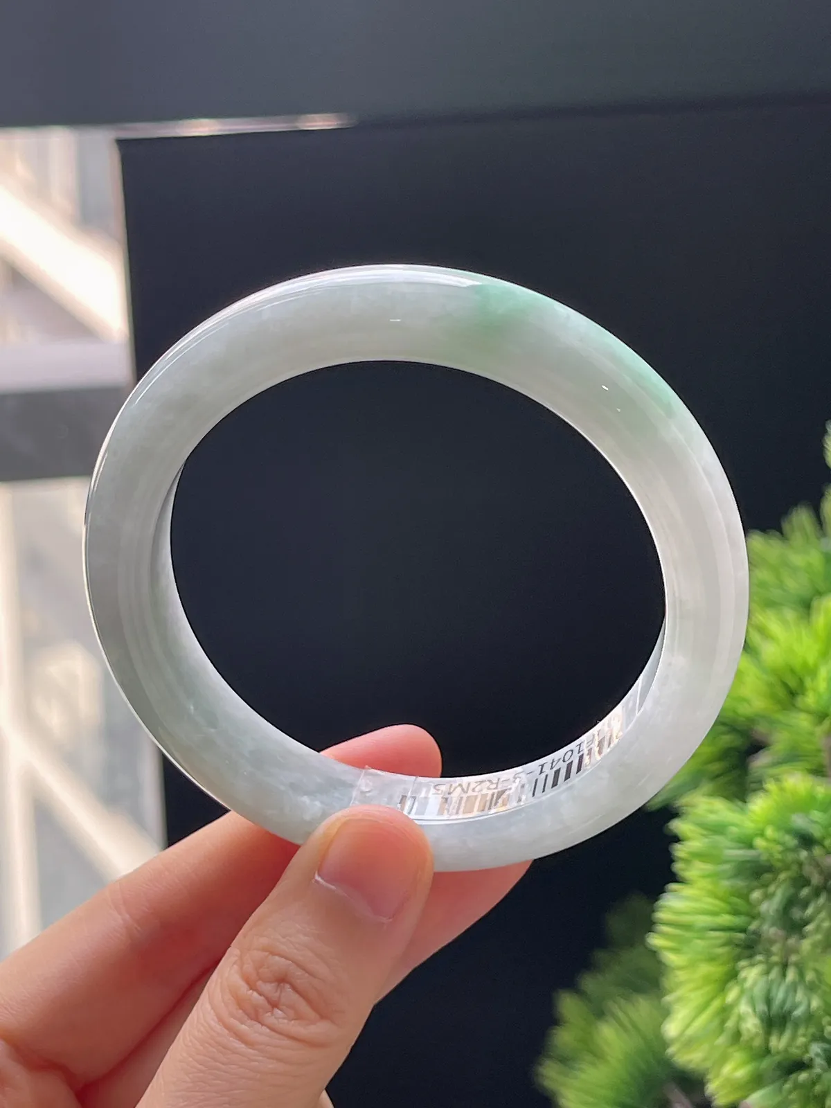 正圈57.7圈口，翡翠糯化种飘绿手镯