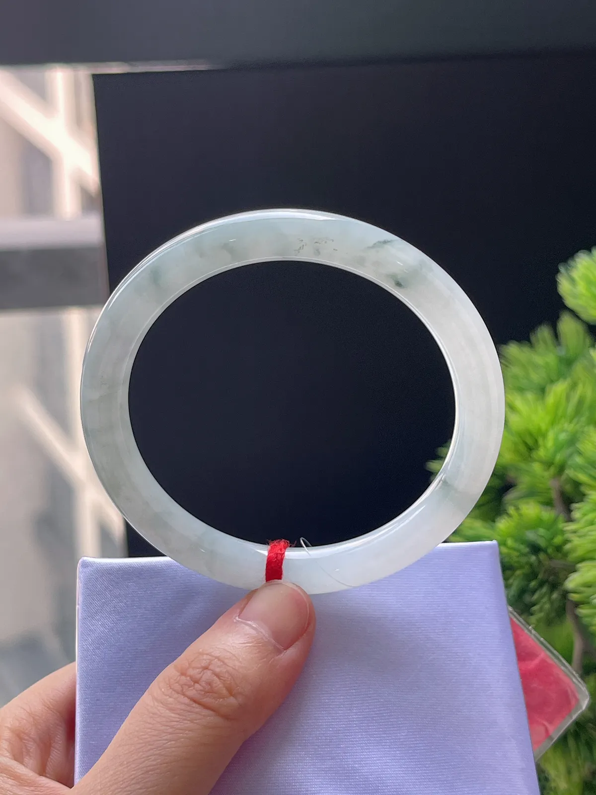 圆镯54.6圈口，翡翠飘蓝花手镯