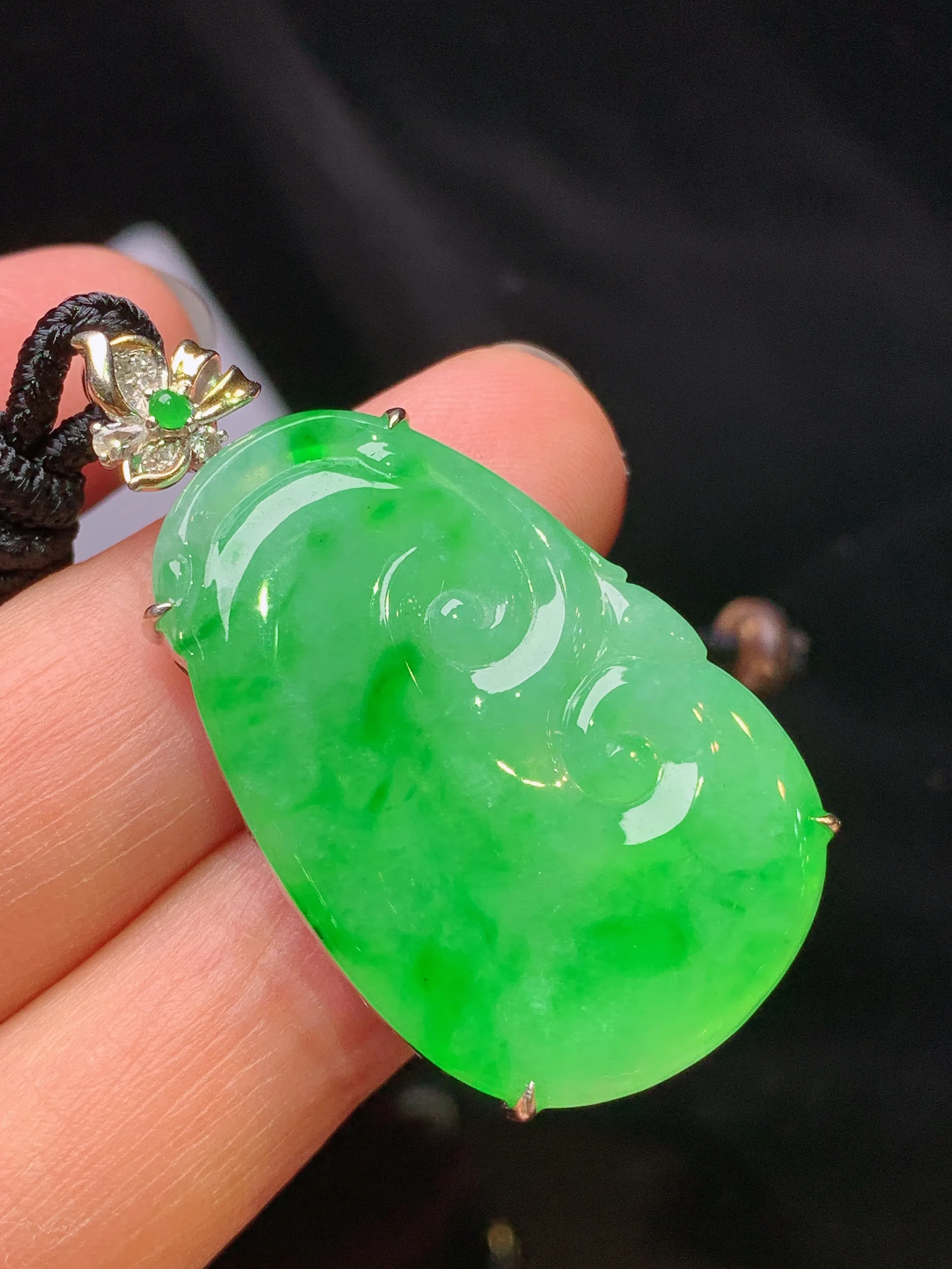 18k金钻镶嵌翠绿如意吊坠 玉质细腻 色泽艳丽清新 整体尺寸40.8*21.2*6.2