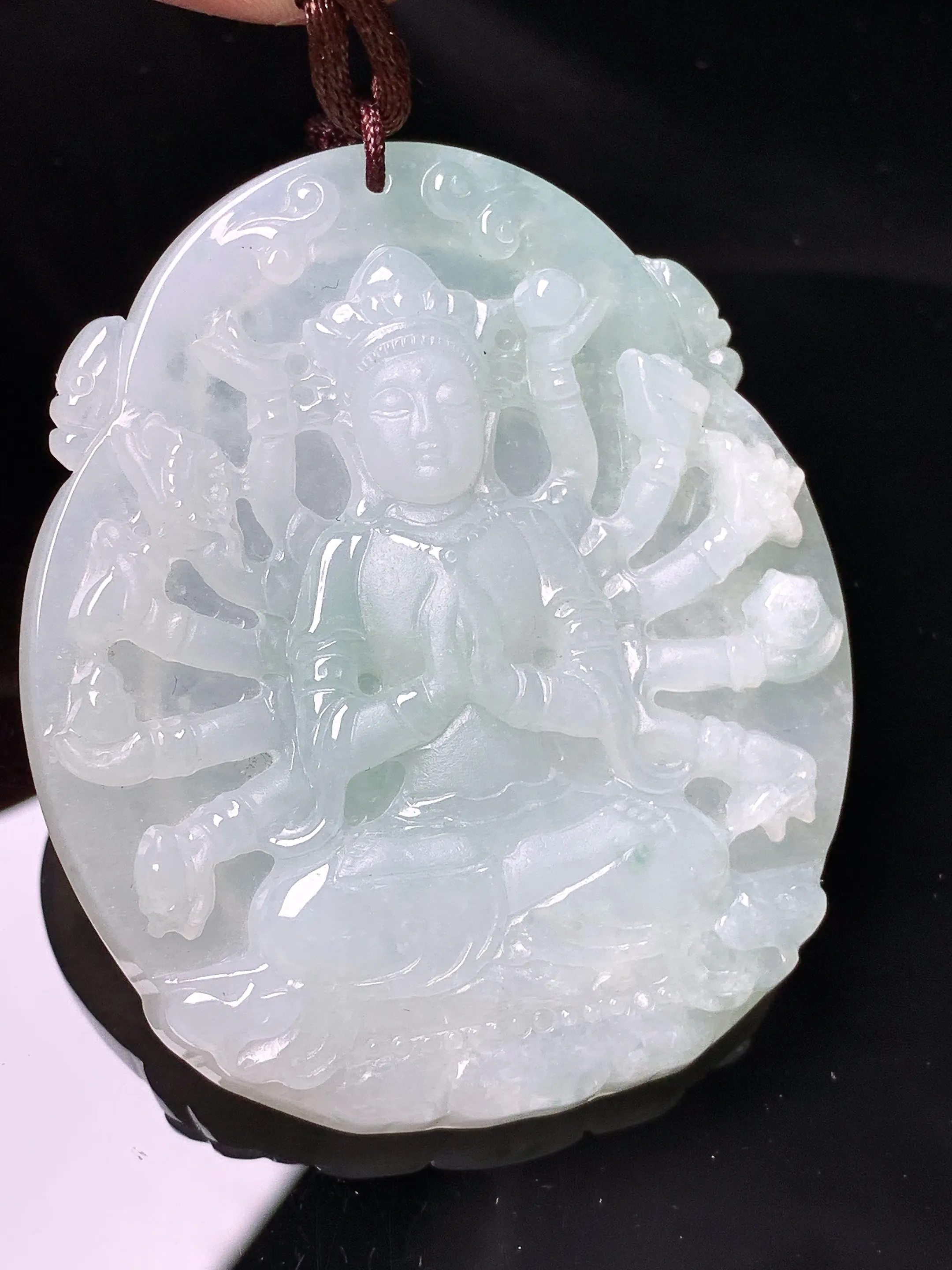 飘绿千手观音菩萨吊坠 玉质细腻 色泽艳丽清新 整体尺寸53.8*46*6.2