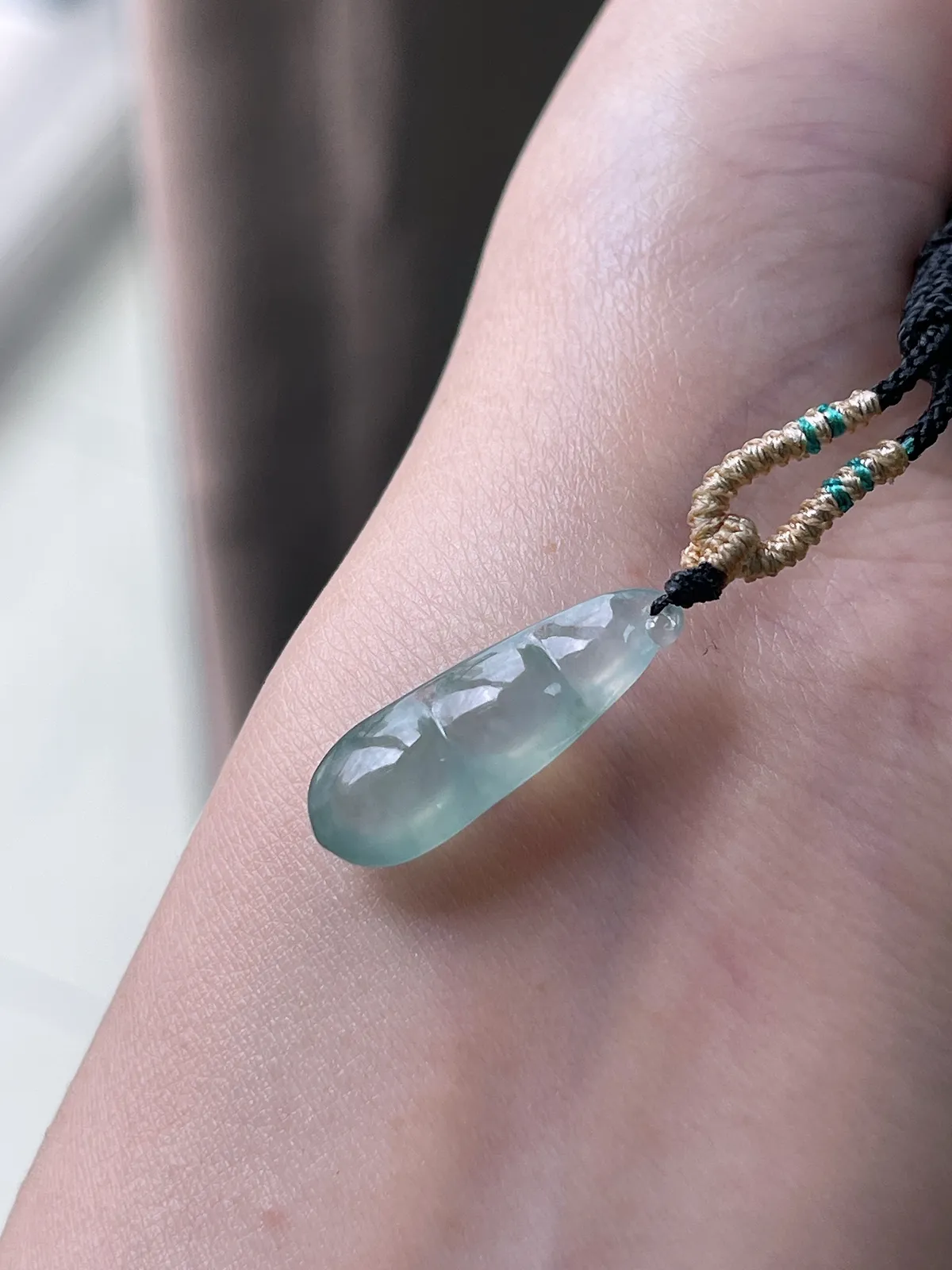 翡翠冰种淡绿色福豆吊坠