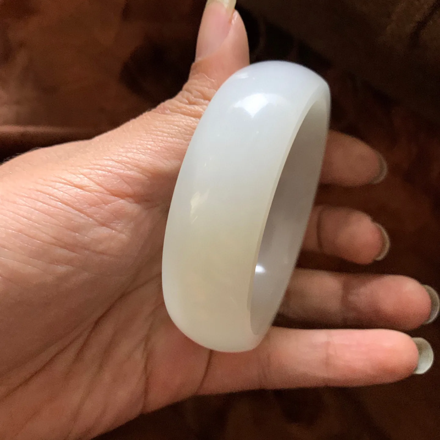 土豪款，和田玉58.8圈口羊脂白宽版手镯【挽间柔情】，镯型古朴典雅。在诗情画意的雨巷相遇，你是我腕间的一抹风情，有你眸有深情.清风荡漾湖间静水，我愿俯身低眉，在烟波涟漪处寻